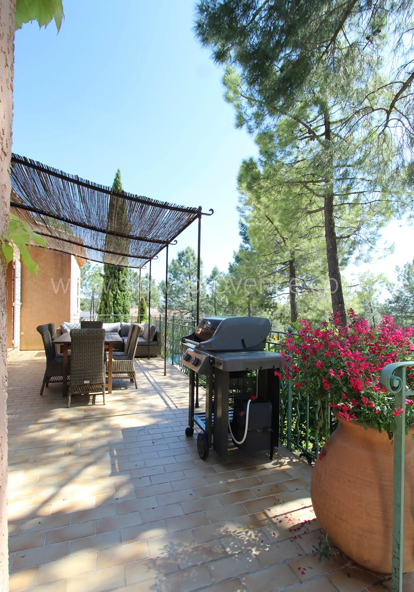 Terrasse mit Blick auf den Garten
