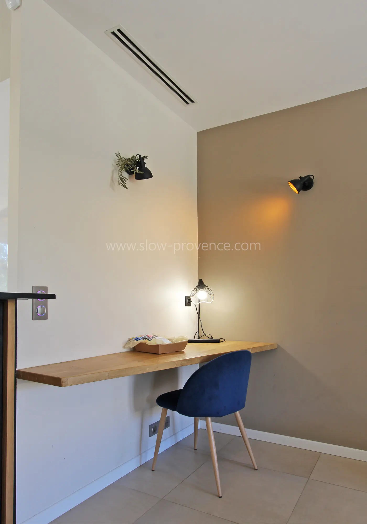 Espace bureau dans le salon
