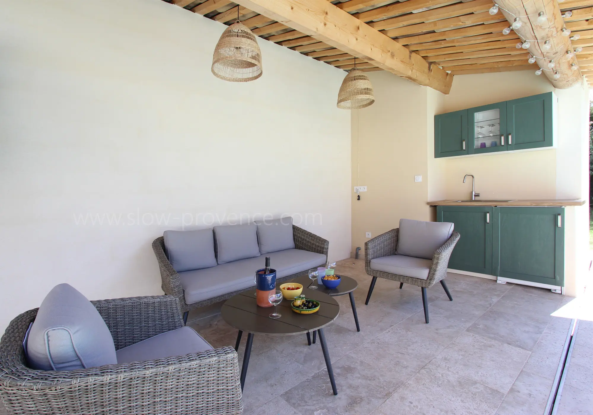 Uitgerust en schaduwrijk poolhouse