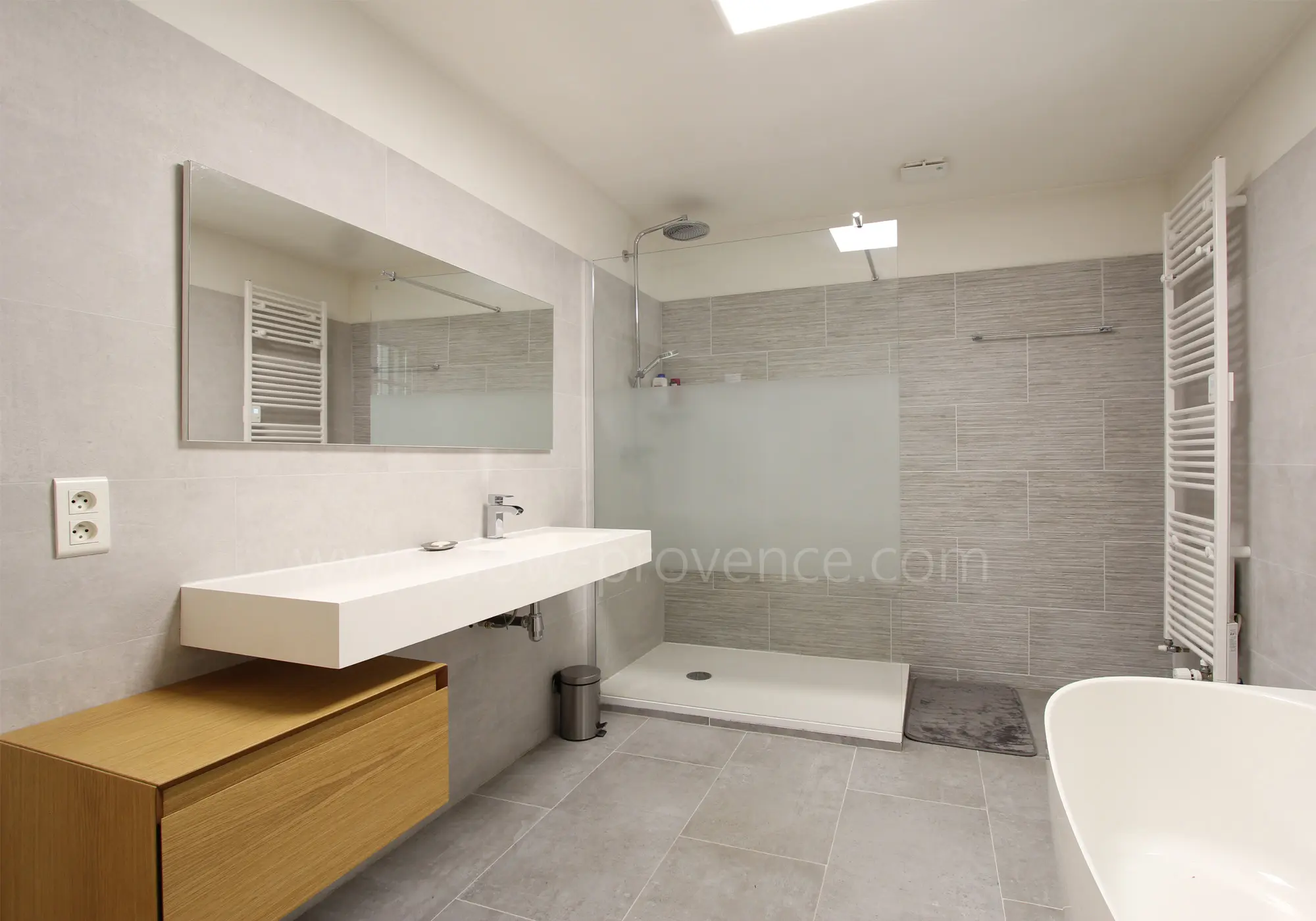 Mit Badewanne und ebenerdiger Dusche