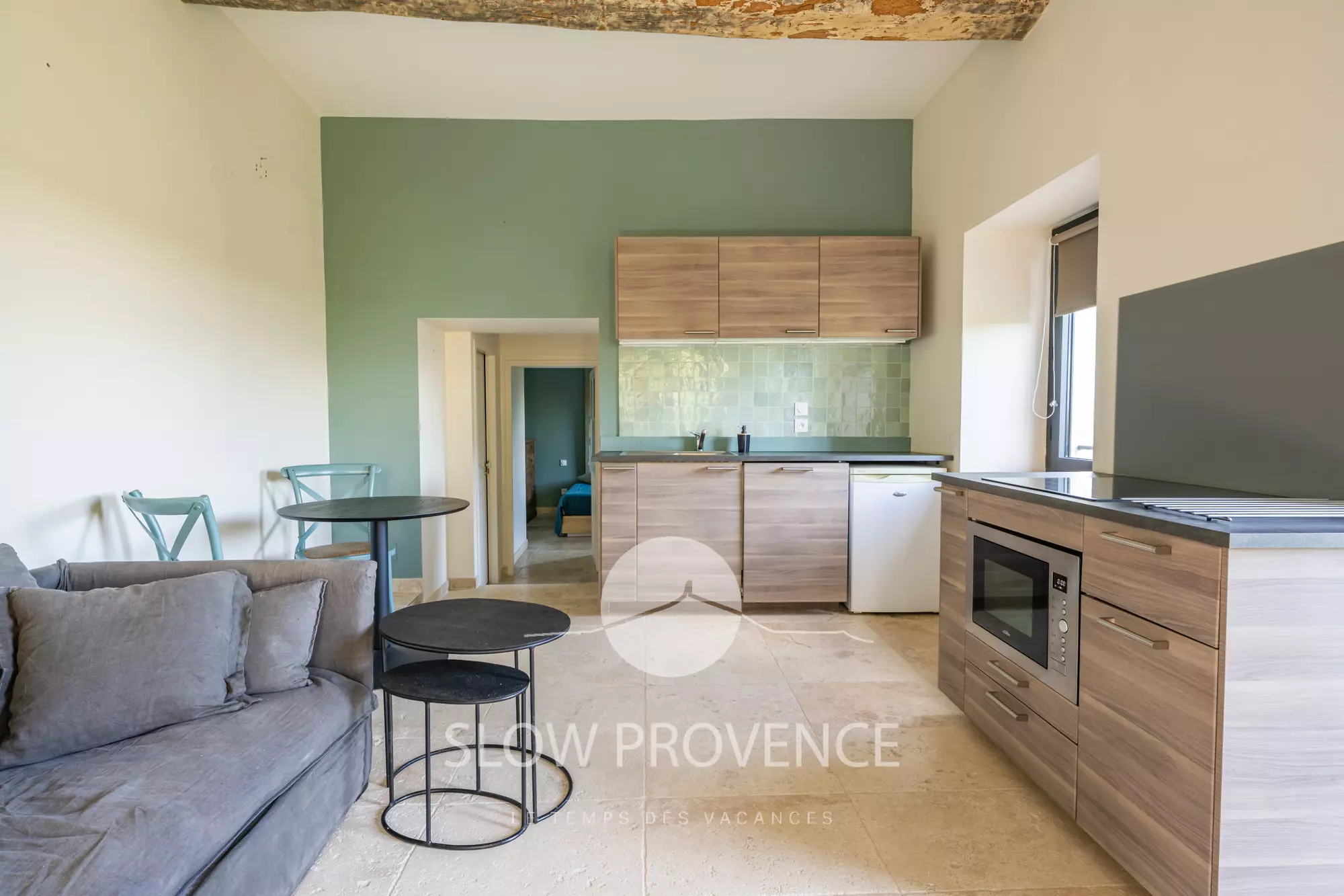 Independent studio - kitchen and dining area