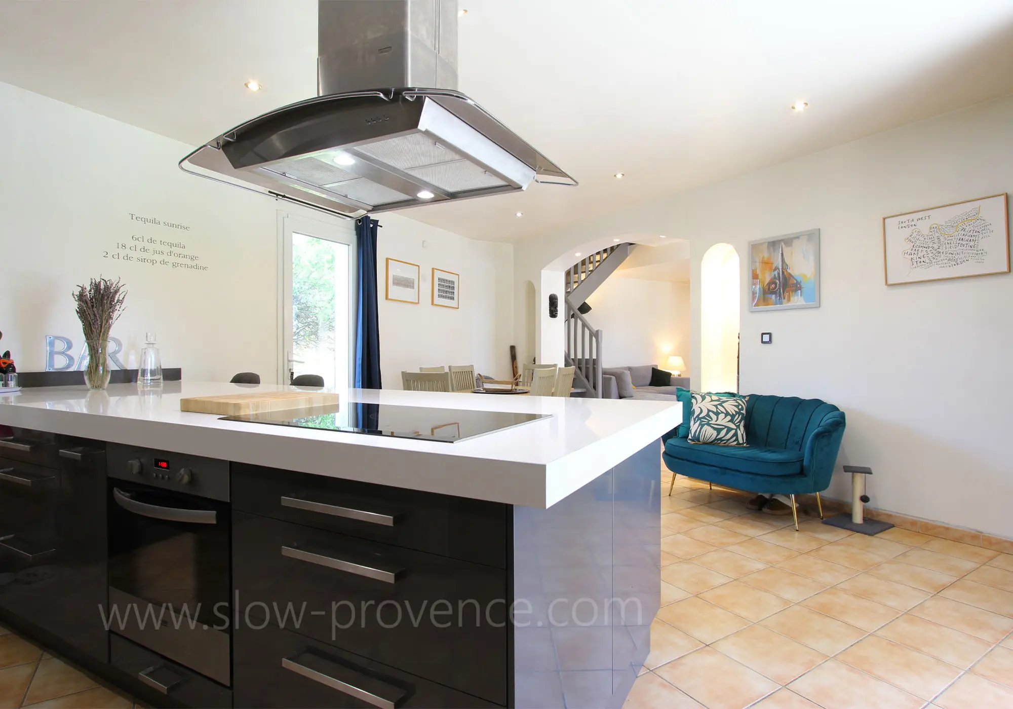 Opening onto the dining room