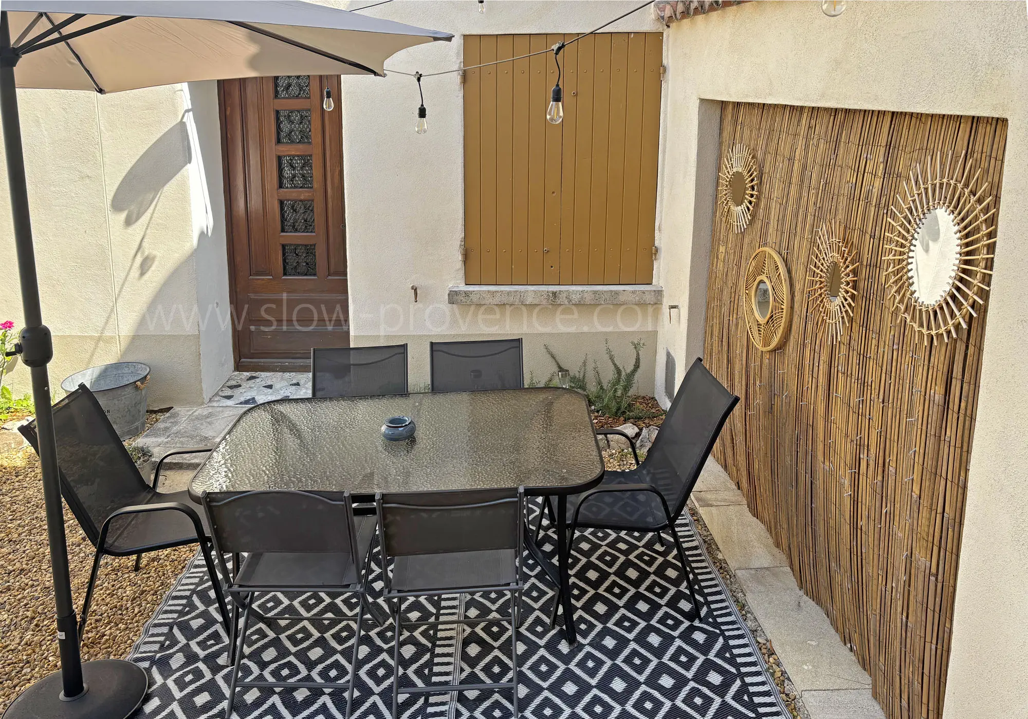 Outdoor meals in the shade