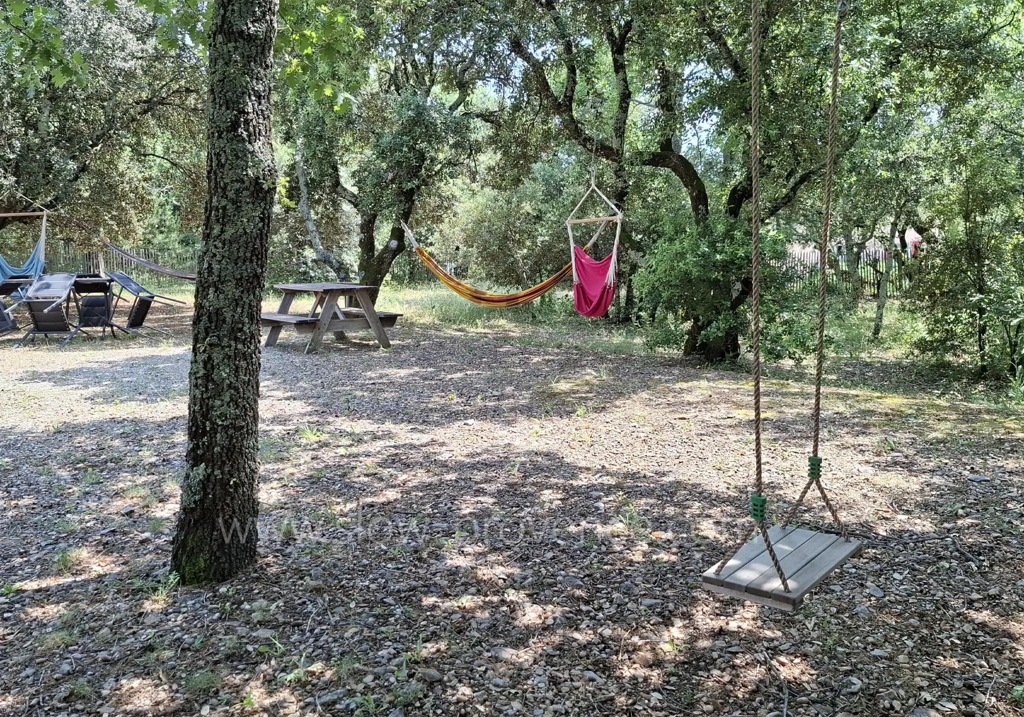 Bel extérieur avec un grand jardin
