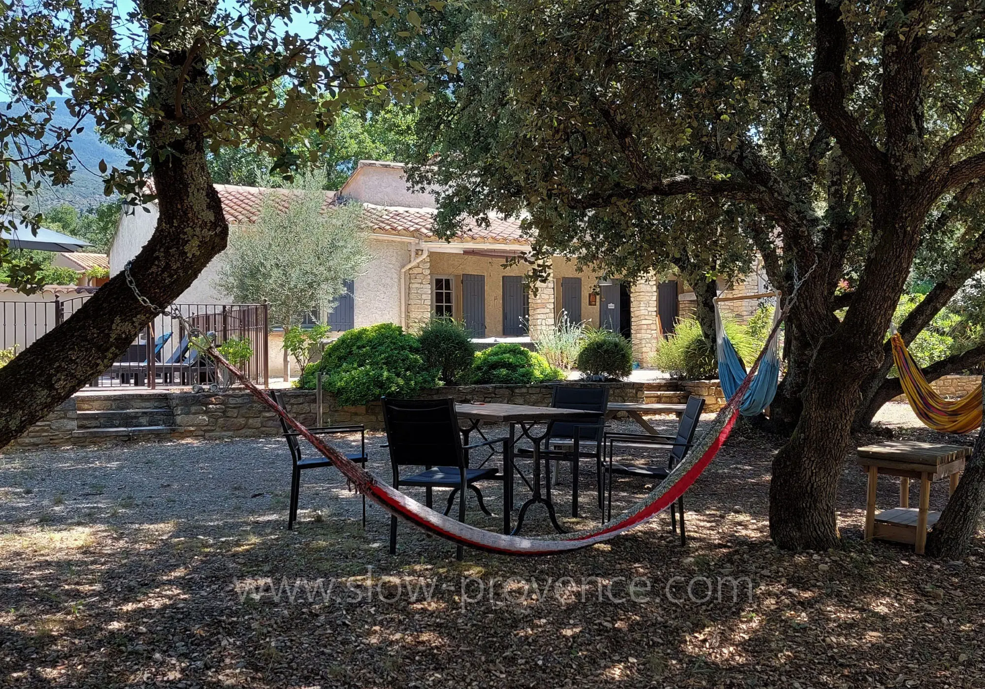 Grand jardin à l'ombre des chênes