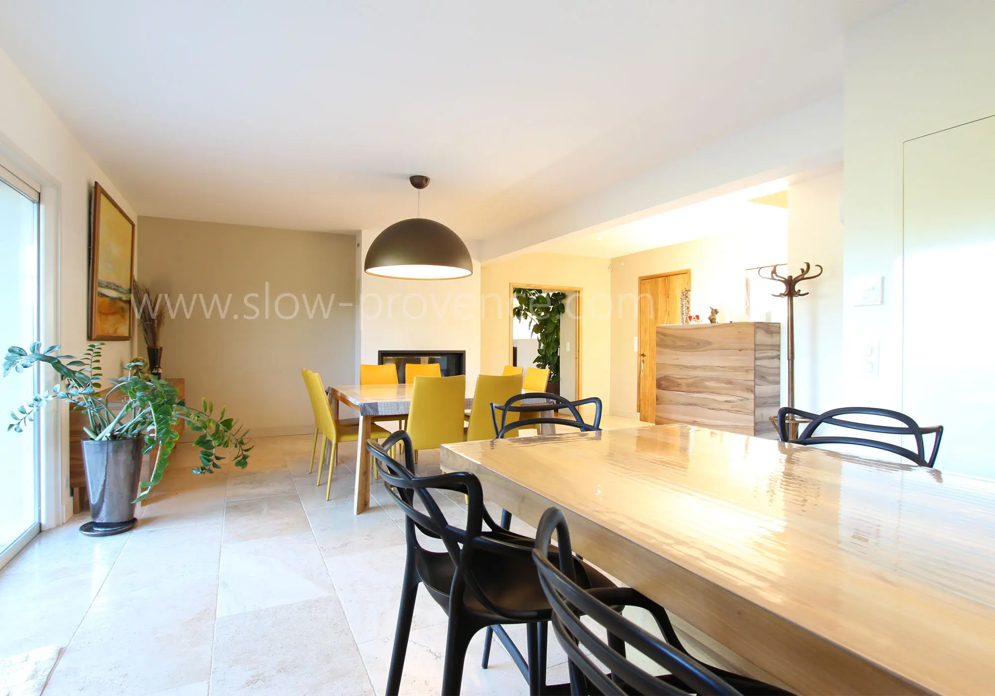 Grande pièce de vie avec cuisine