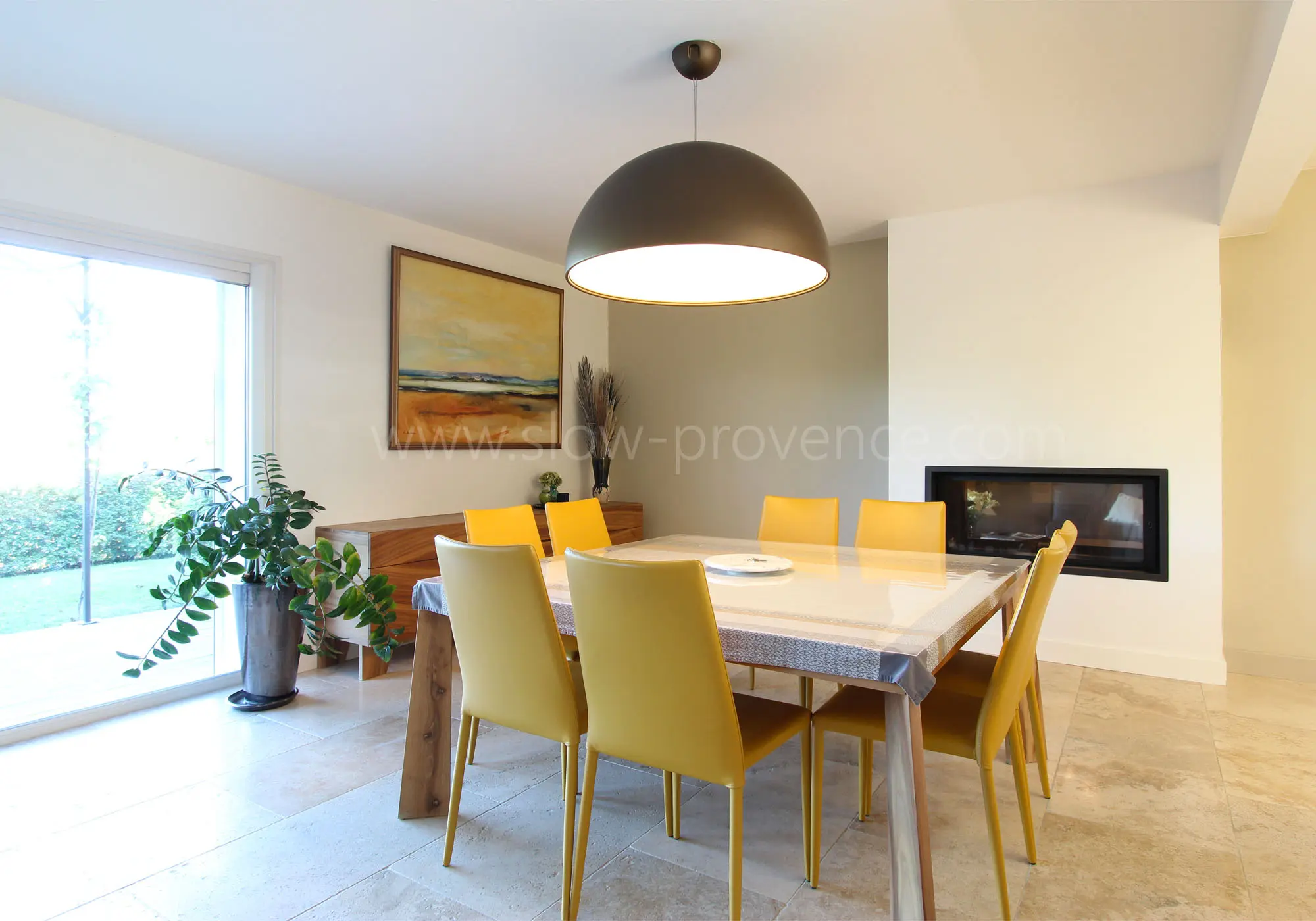 Salle à manger ouverte sur l'extérieur