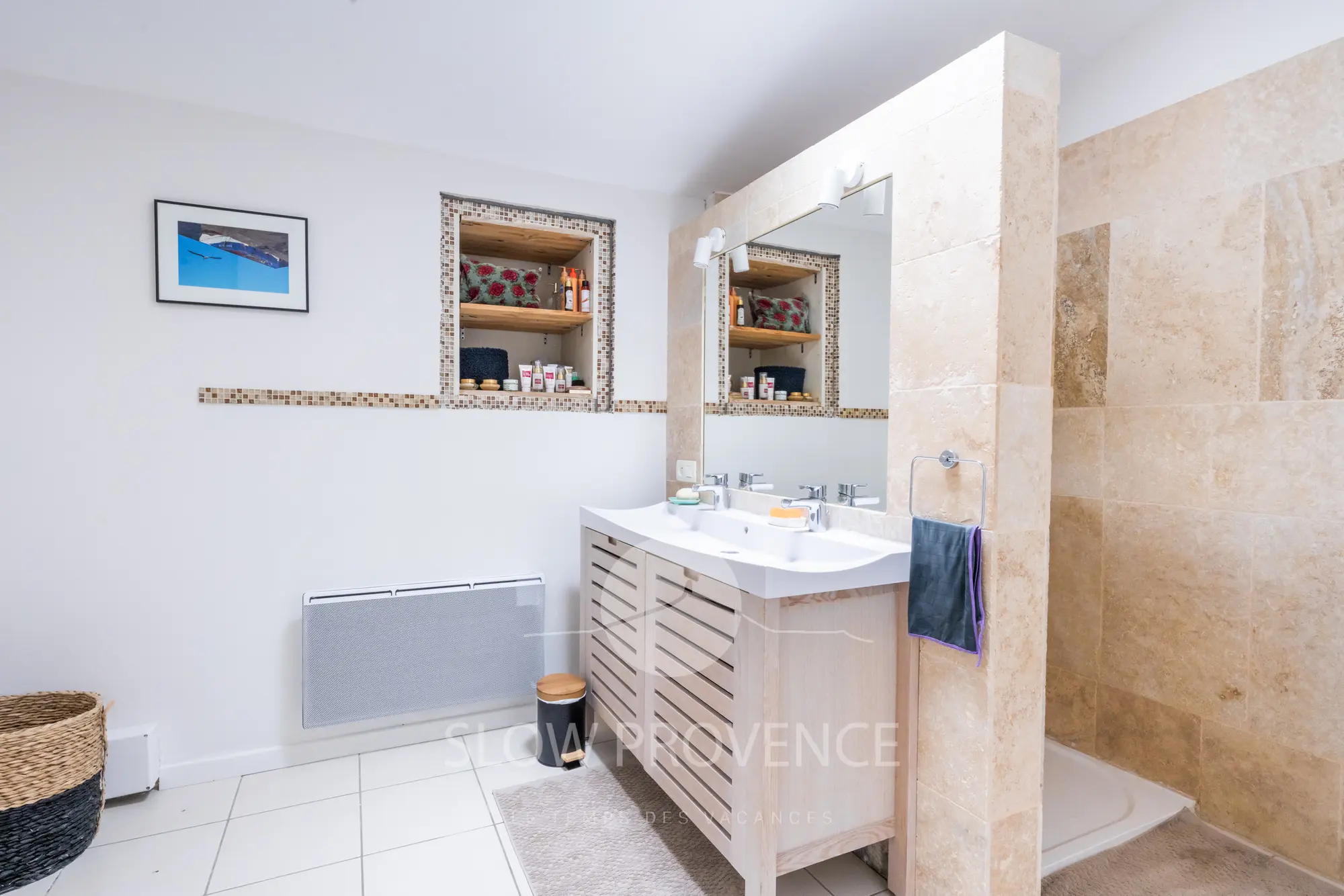 Shared shower room for the 3 bedrooms