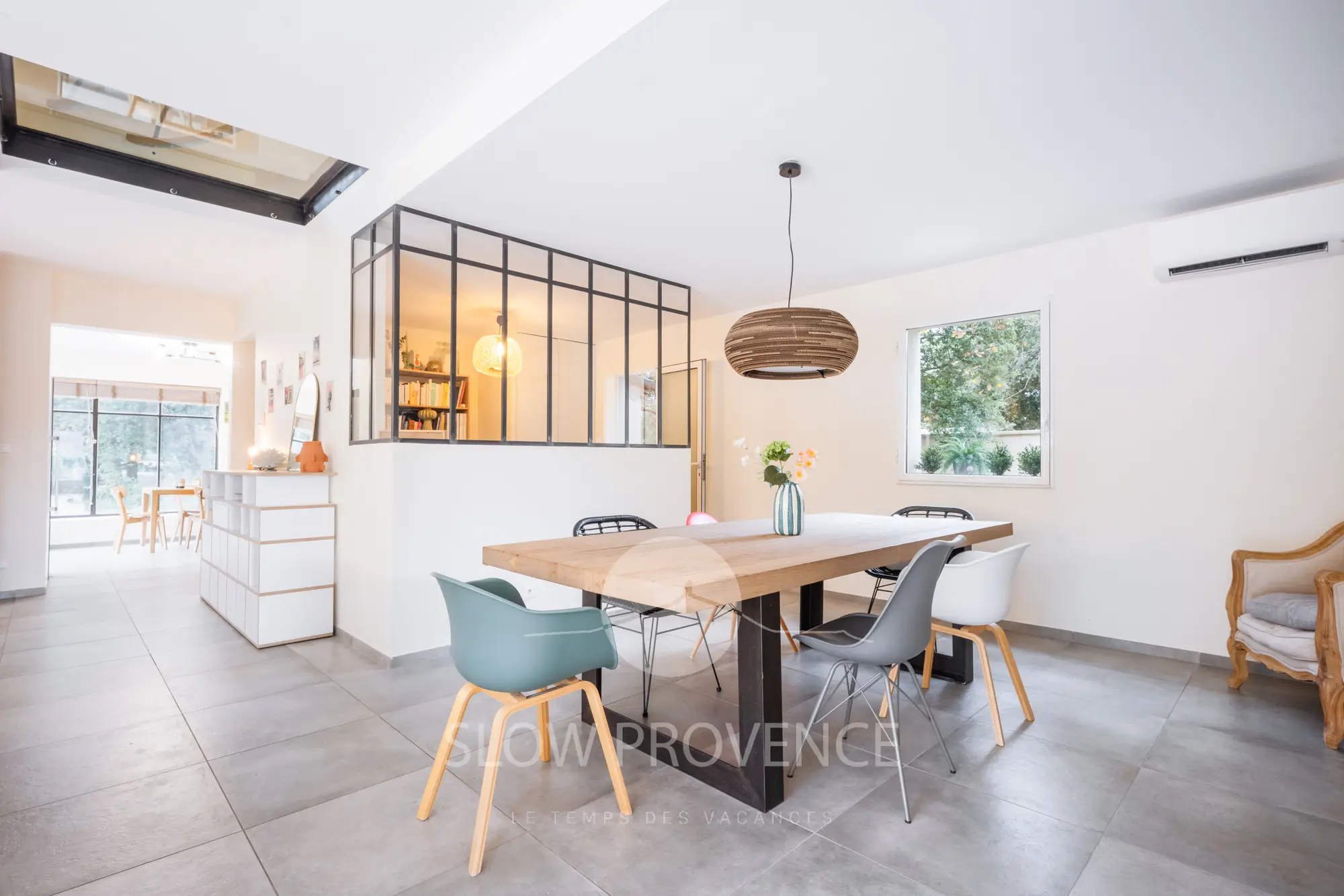 Salle à manger avec l'espace bureau vitré