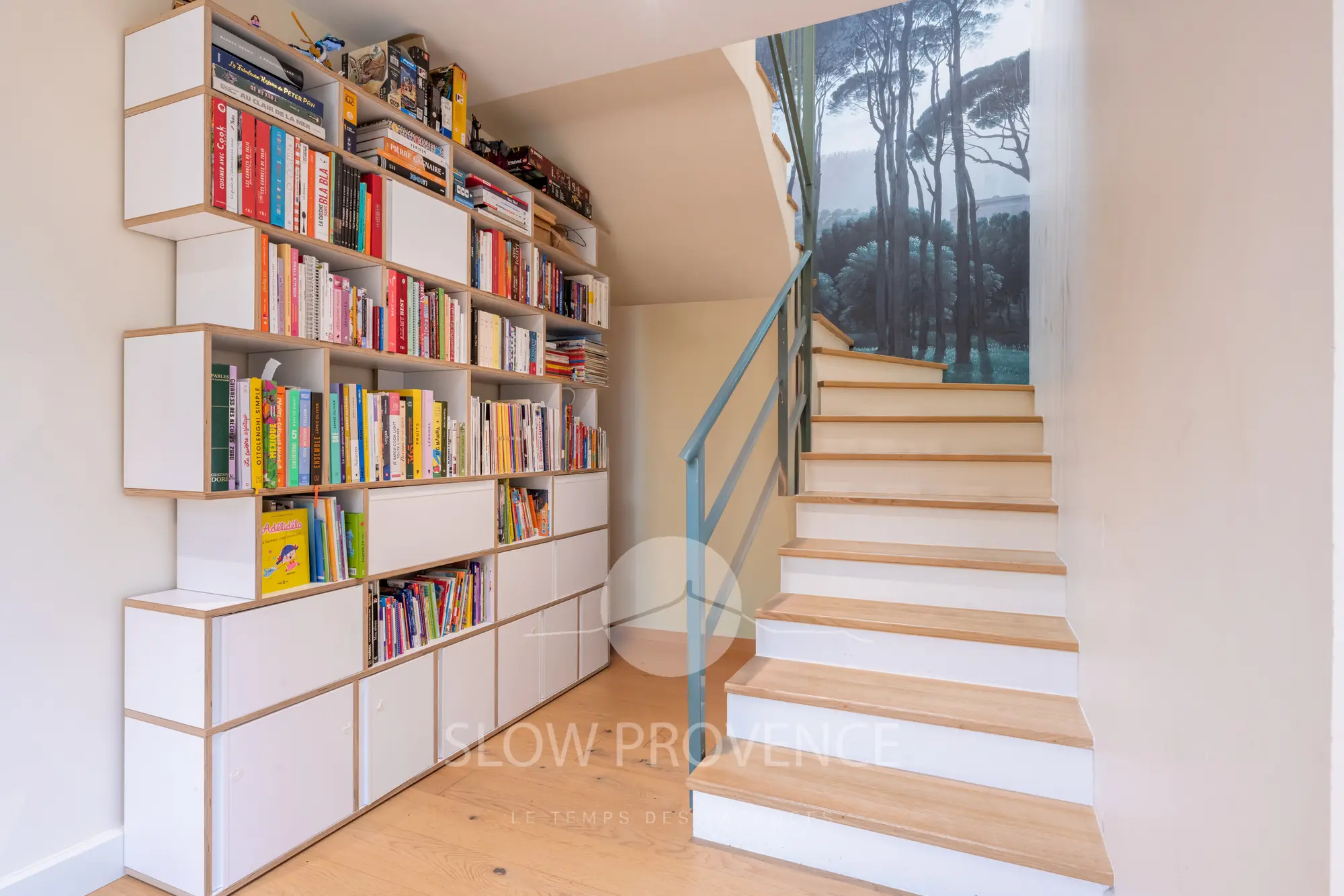 Espace bibliothèque avec accès au 1er étage