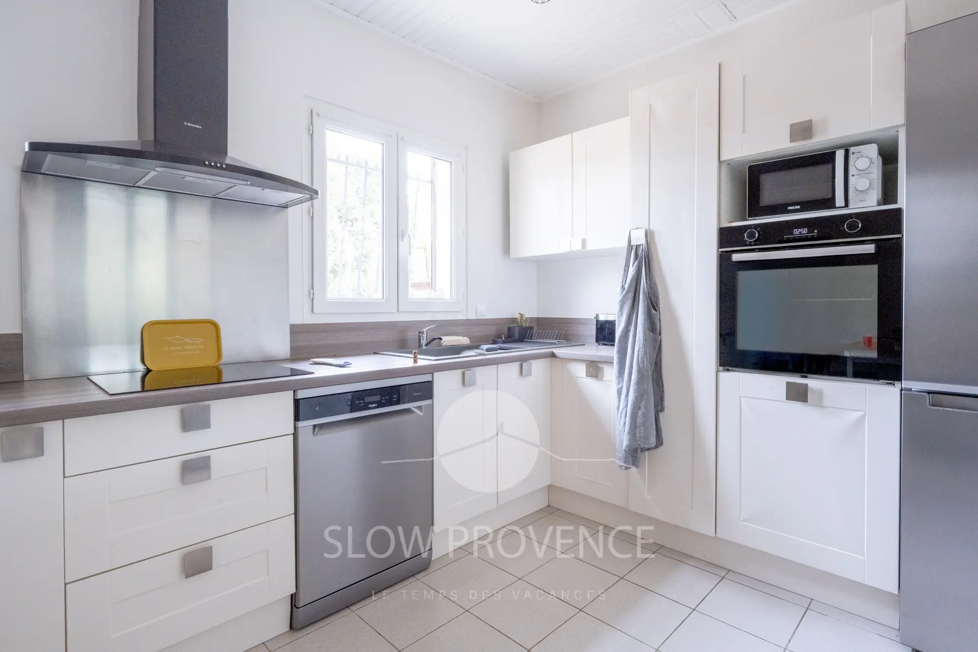 Cuisine toute équipée et lumineuse