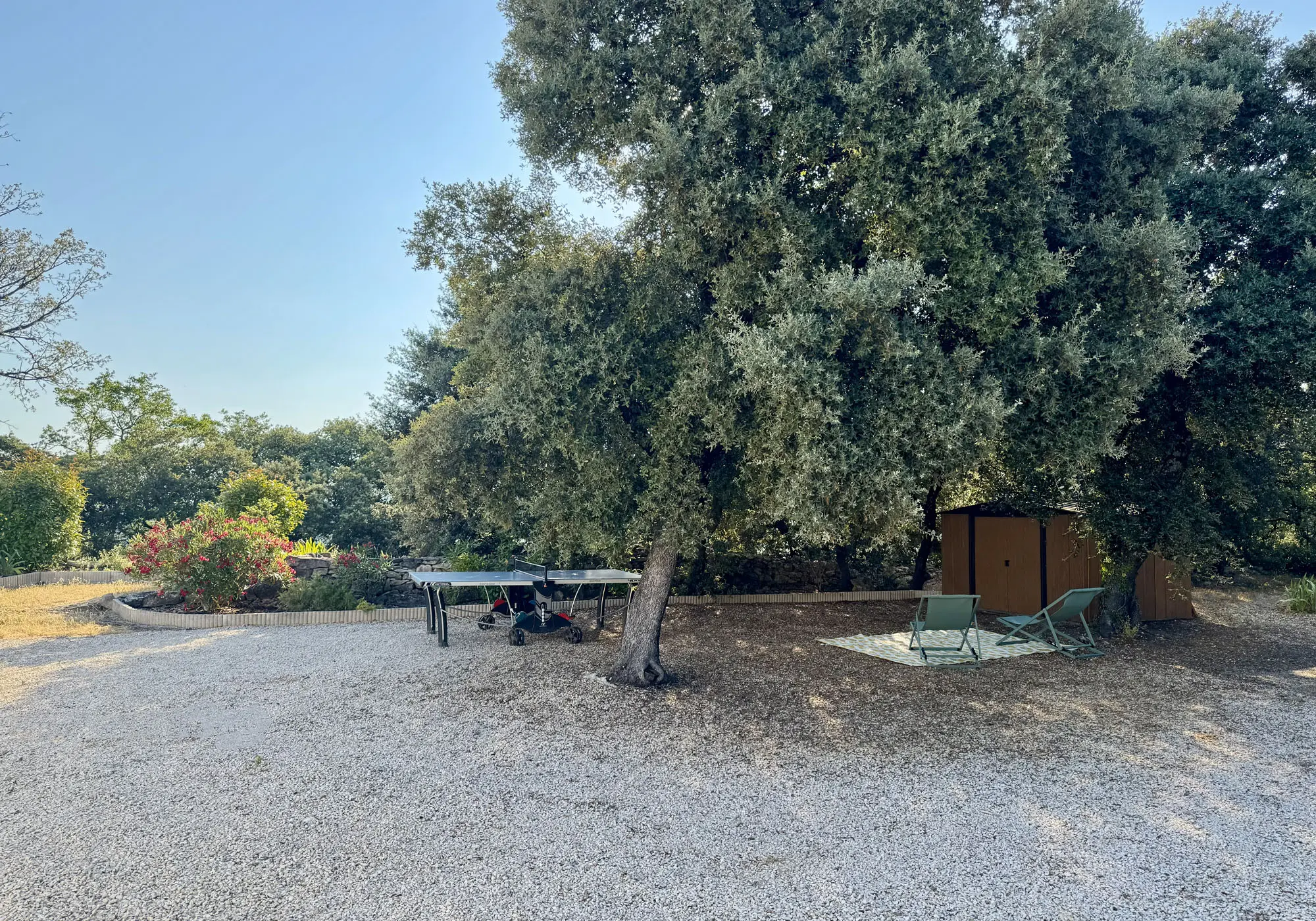 Table de ping pong à l'ombre et local sécurisé