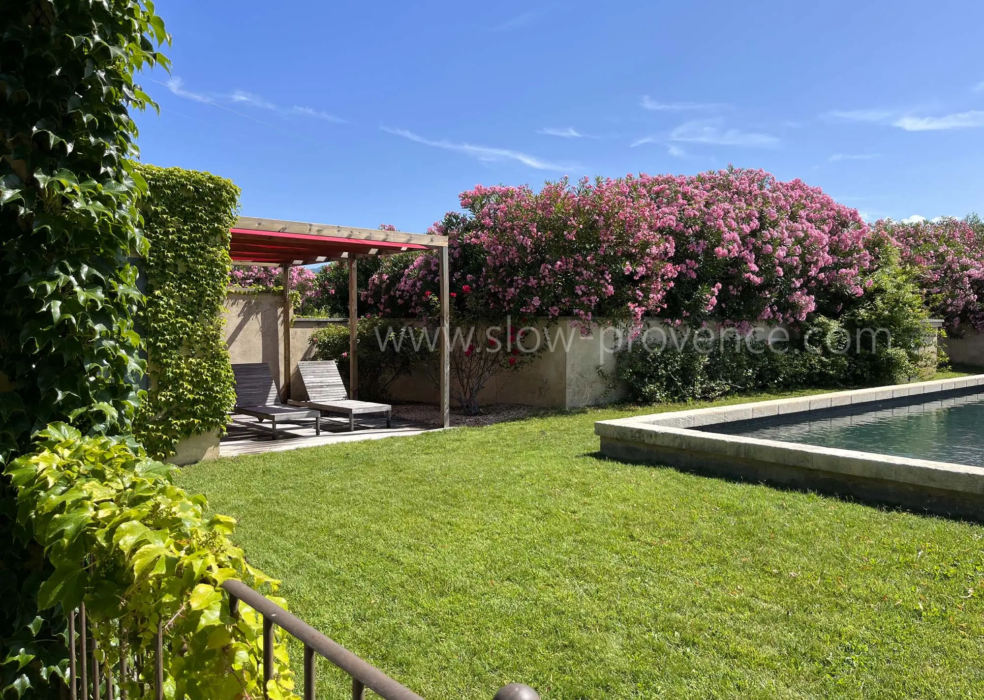 Avec une partie terrasse ombragée