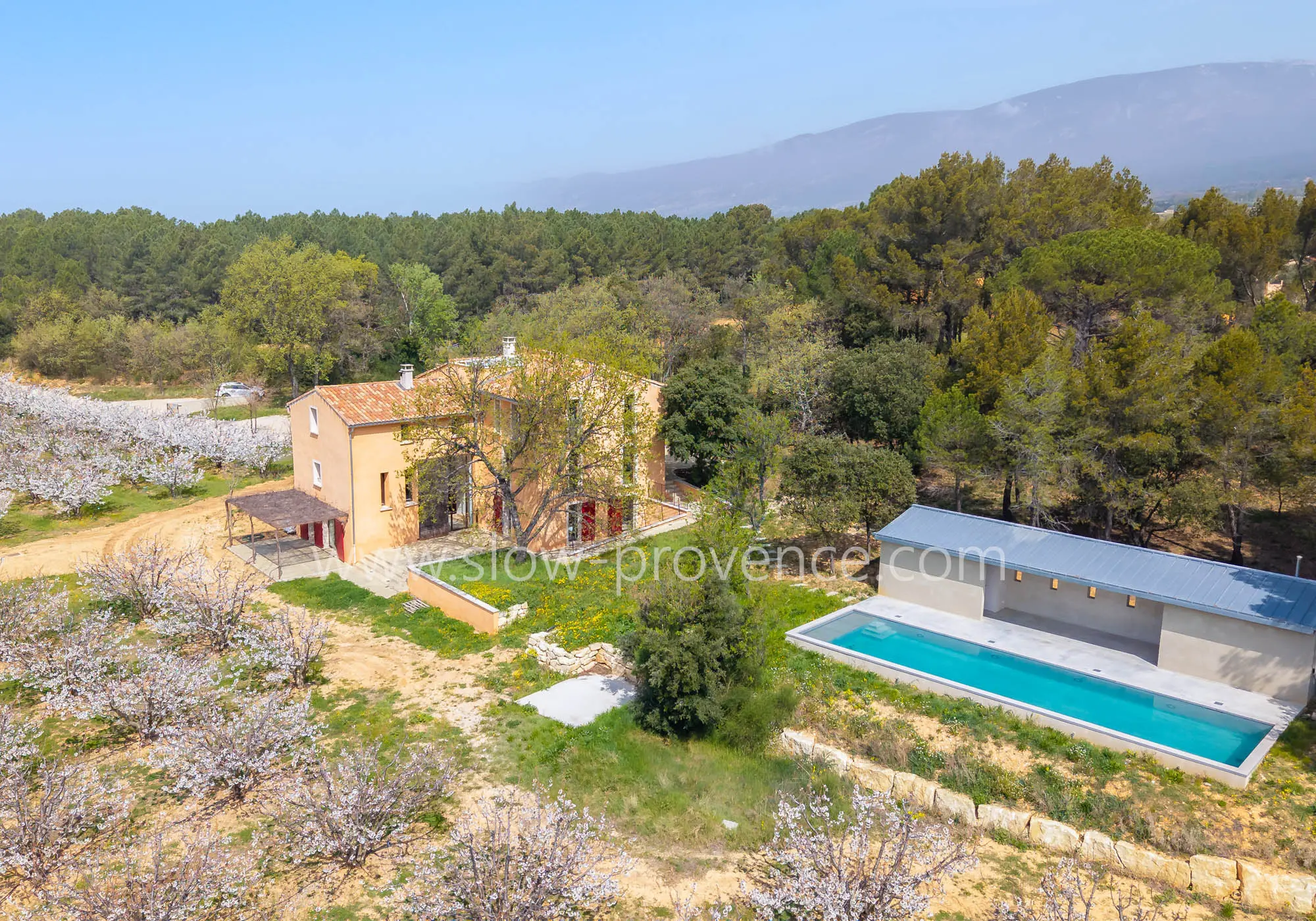 Superbe mas rénové avec goût dans un environnement calme et arboré