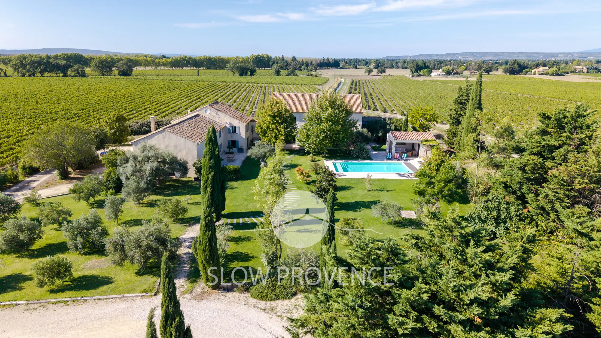 Grand mas provençal au milieu des vignes