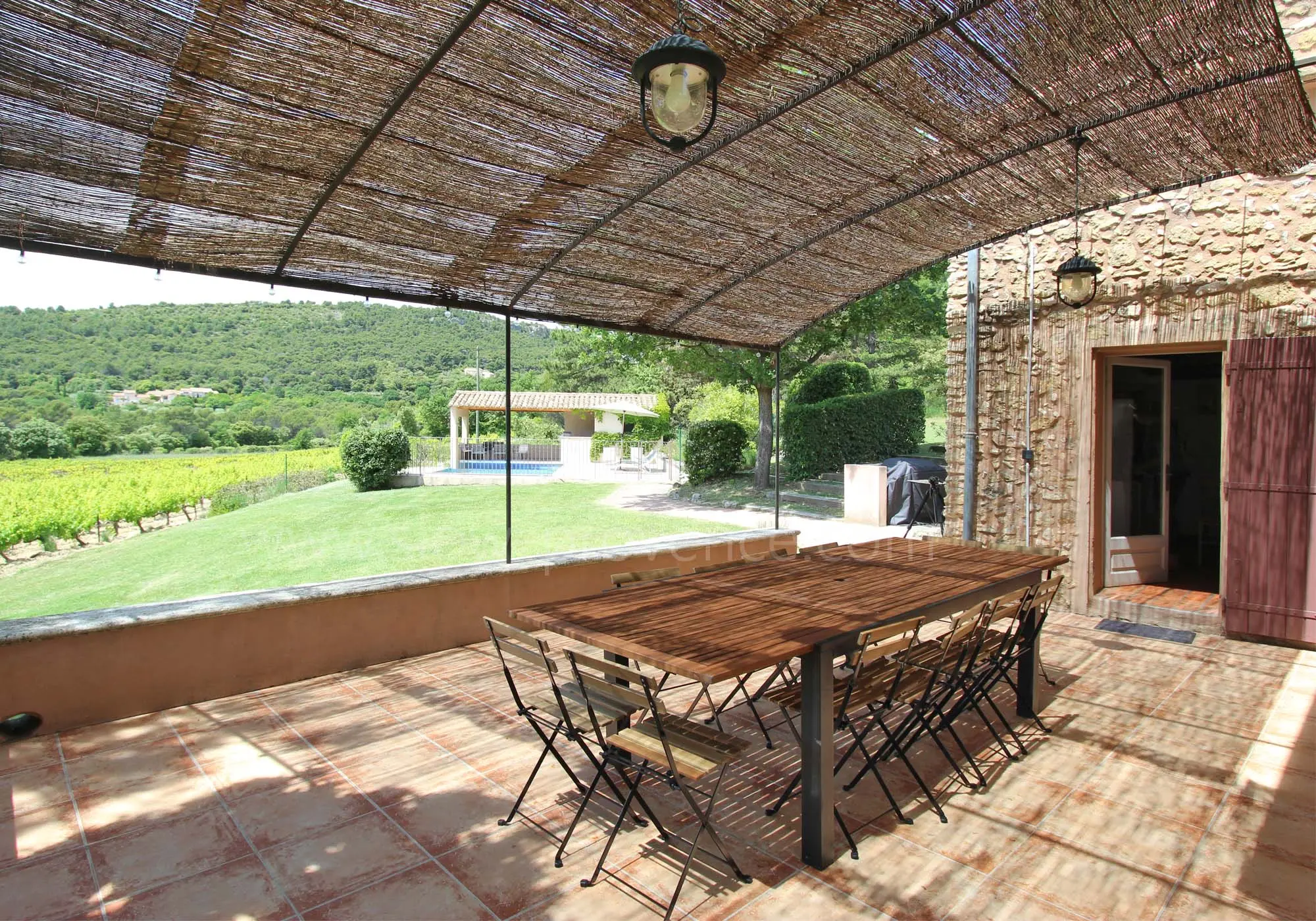 Avec une vue sur les vignes et la piscine