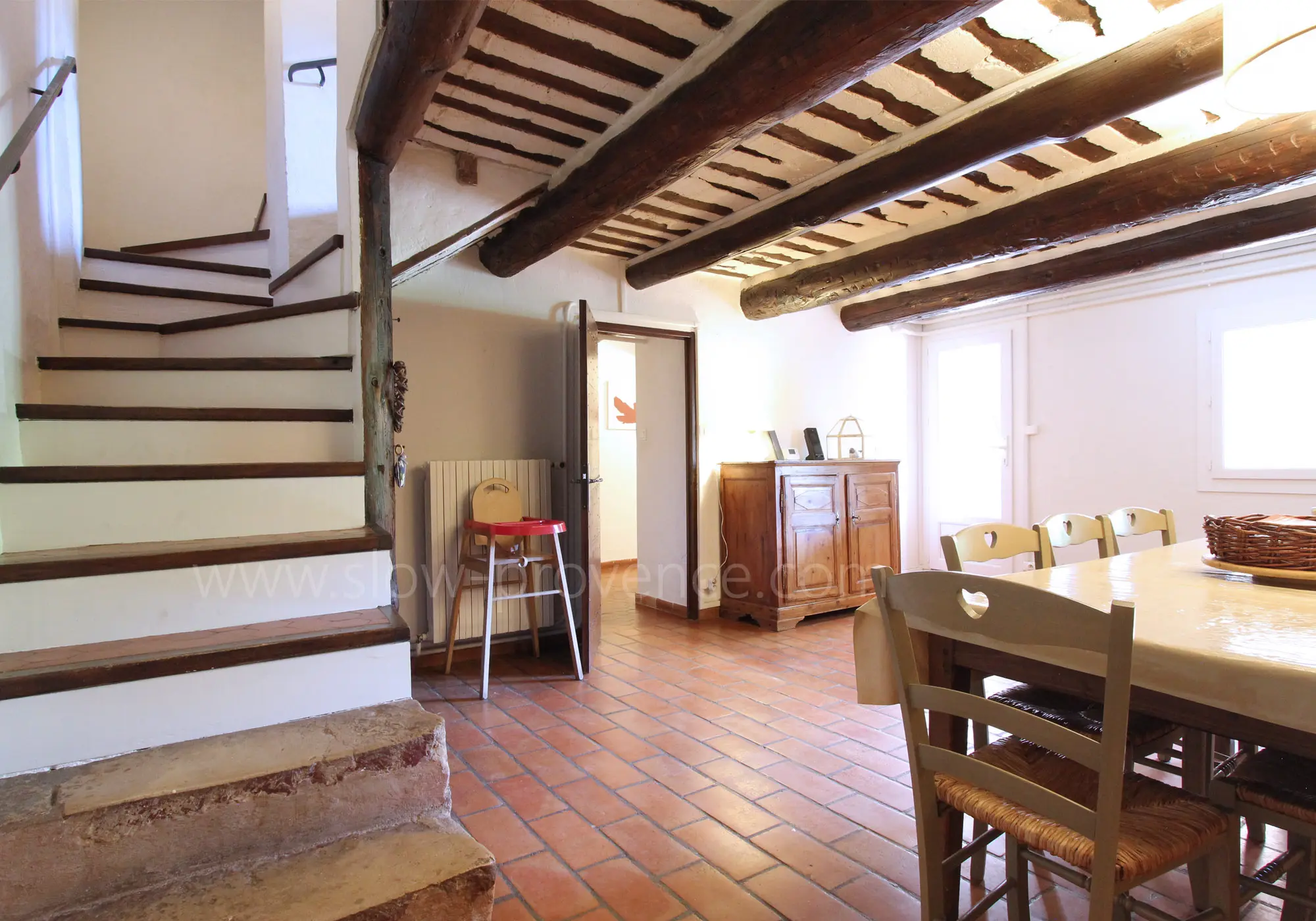 Accès à la chambre du rez-de-chaussée et aux chambres de l'étage