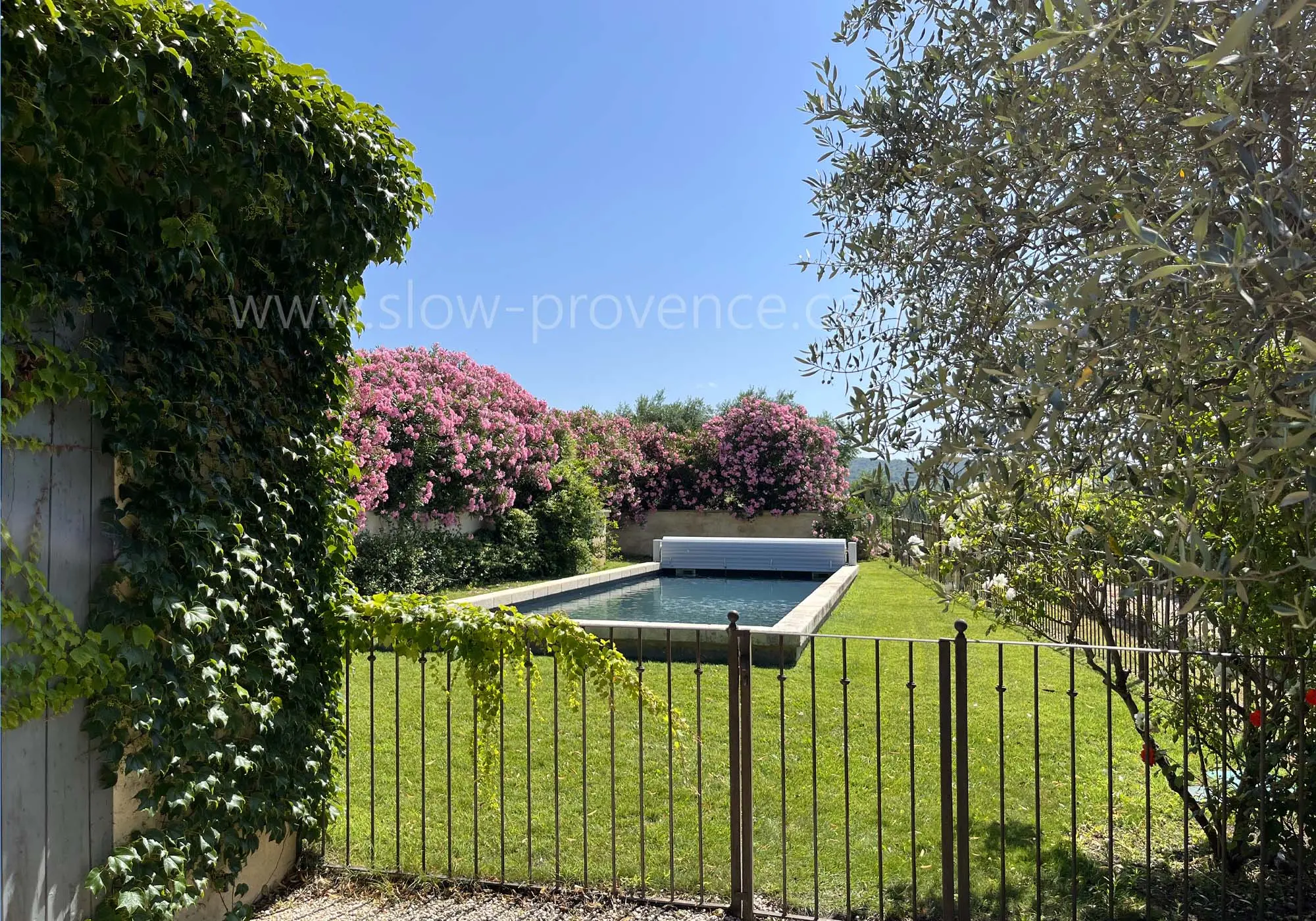 Une clôture couplée d'une alarme pour la sécurité à la piscine