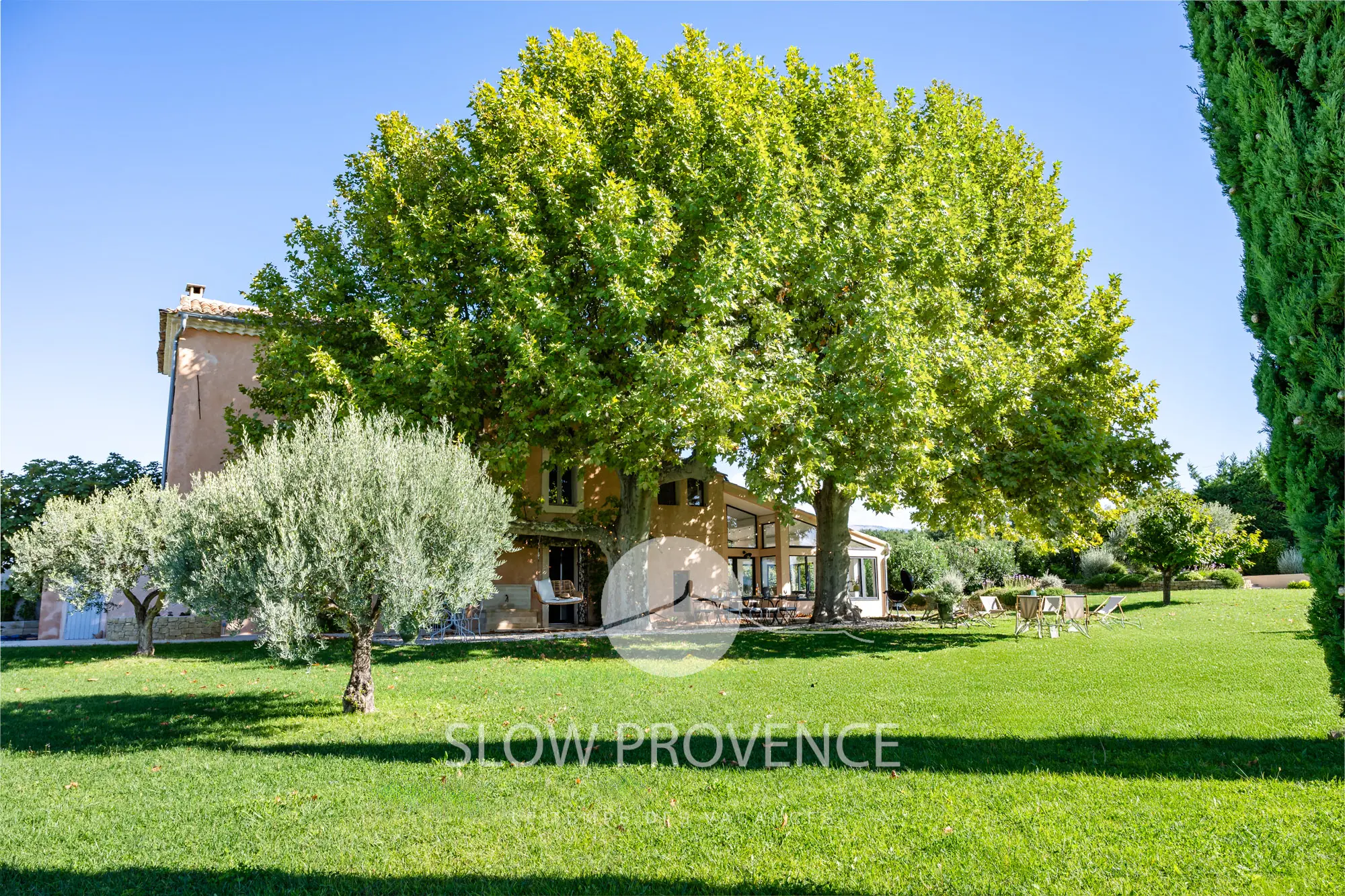 Large, well-kept and flowery garden