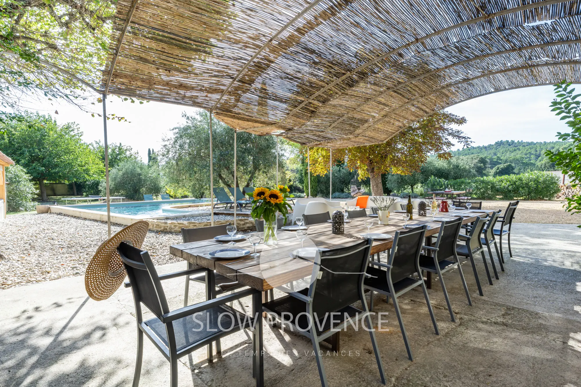 A large table to enjoy with the family