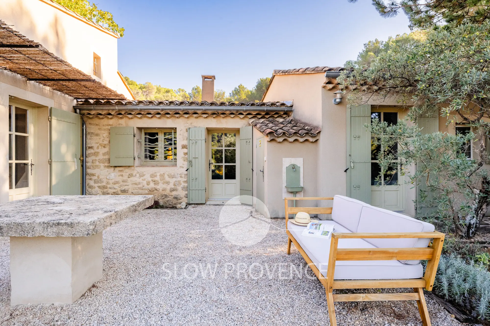 While retaining the charm and authenticity of the Provençal cottage