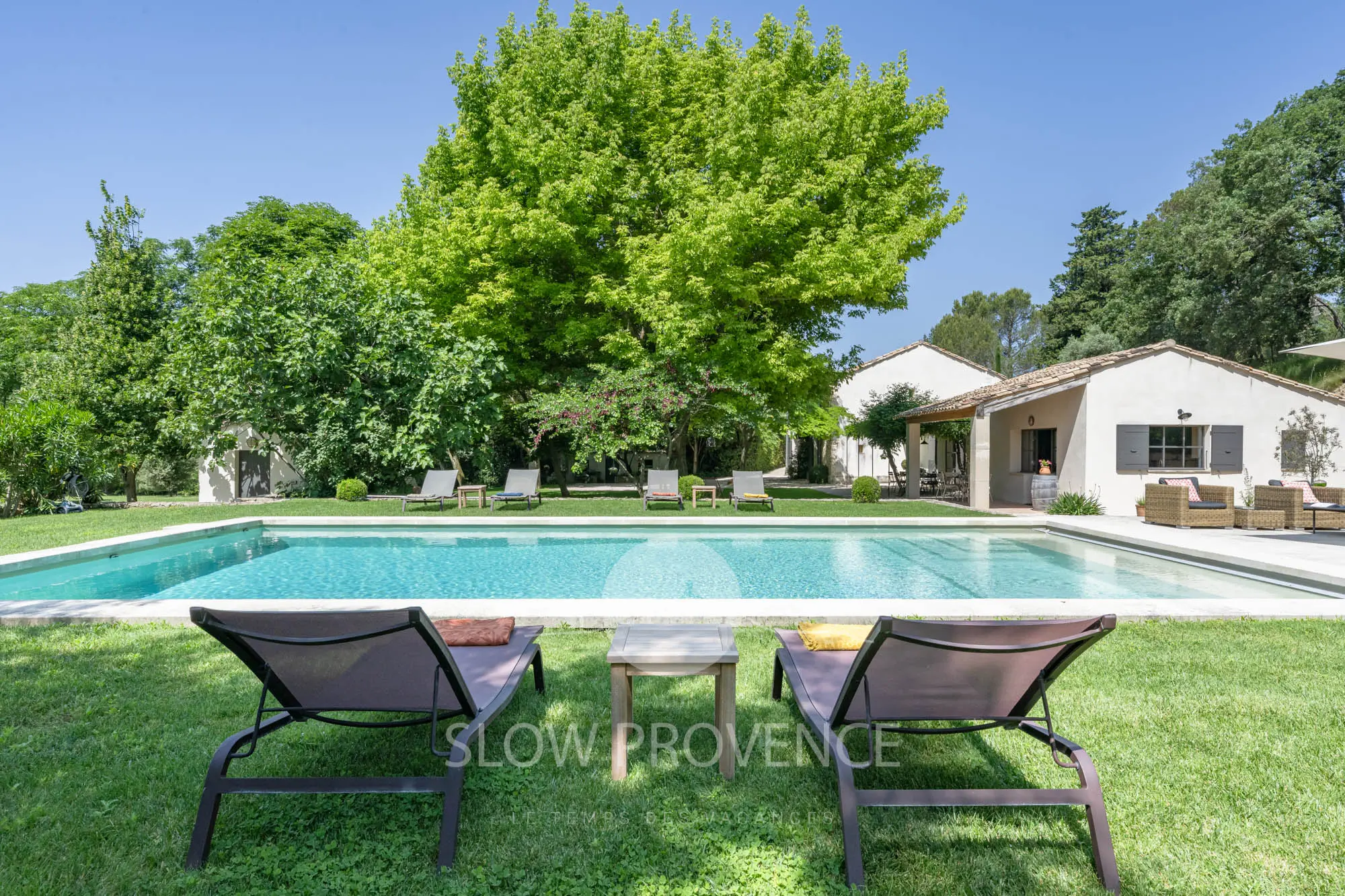 The call of holidays in Provence... Here is the Petit Mazet!