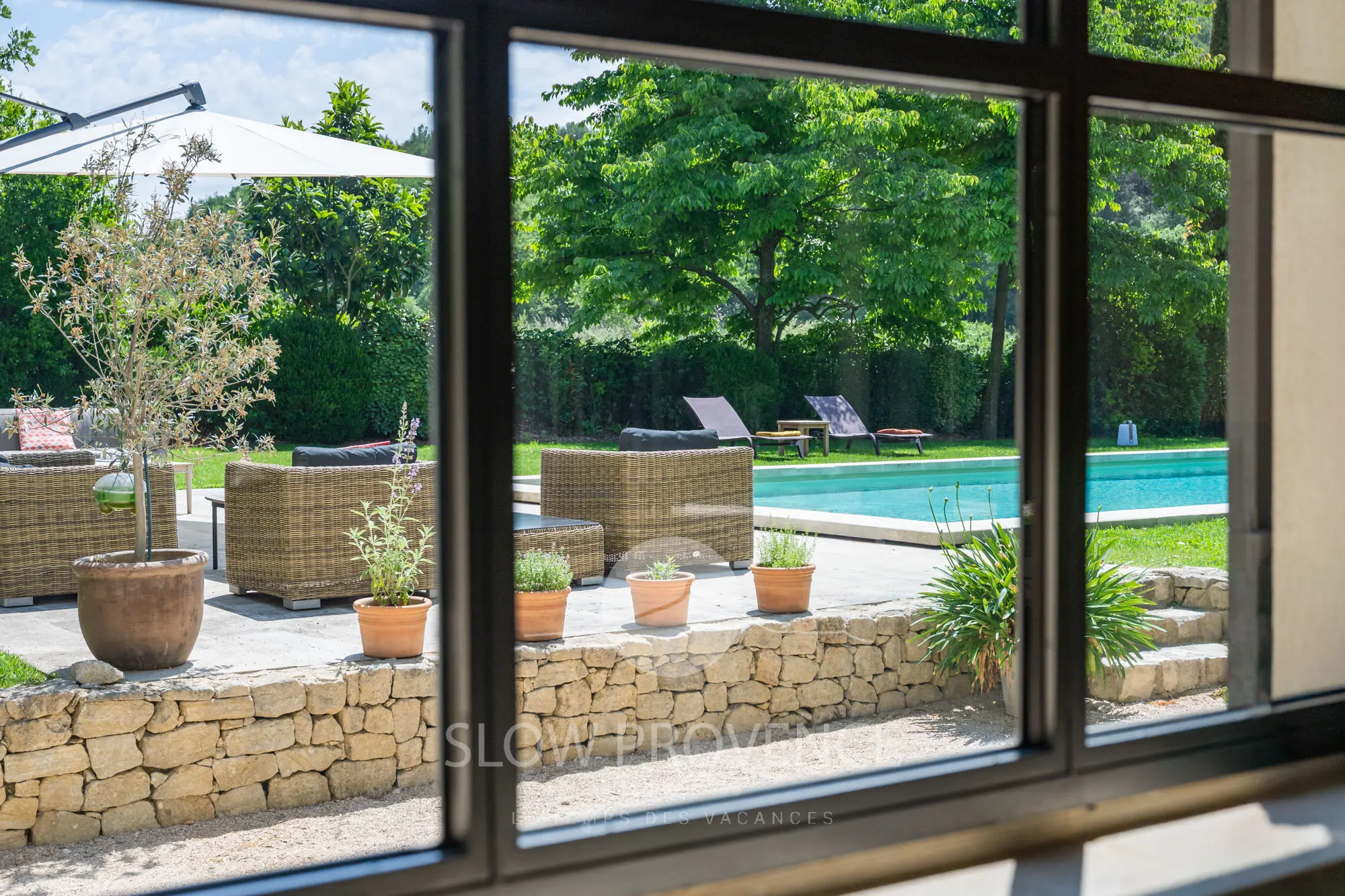 The interior and exterior blend seamlessly thanks to the large bay windows.