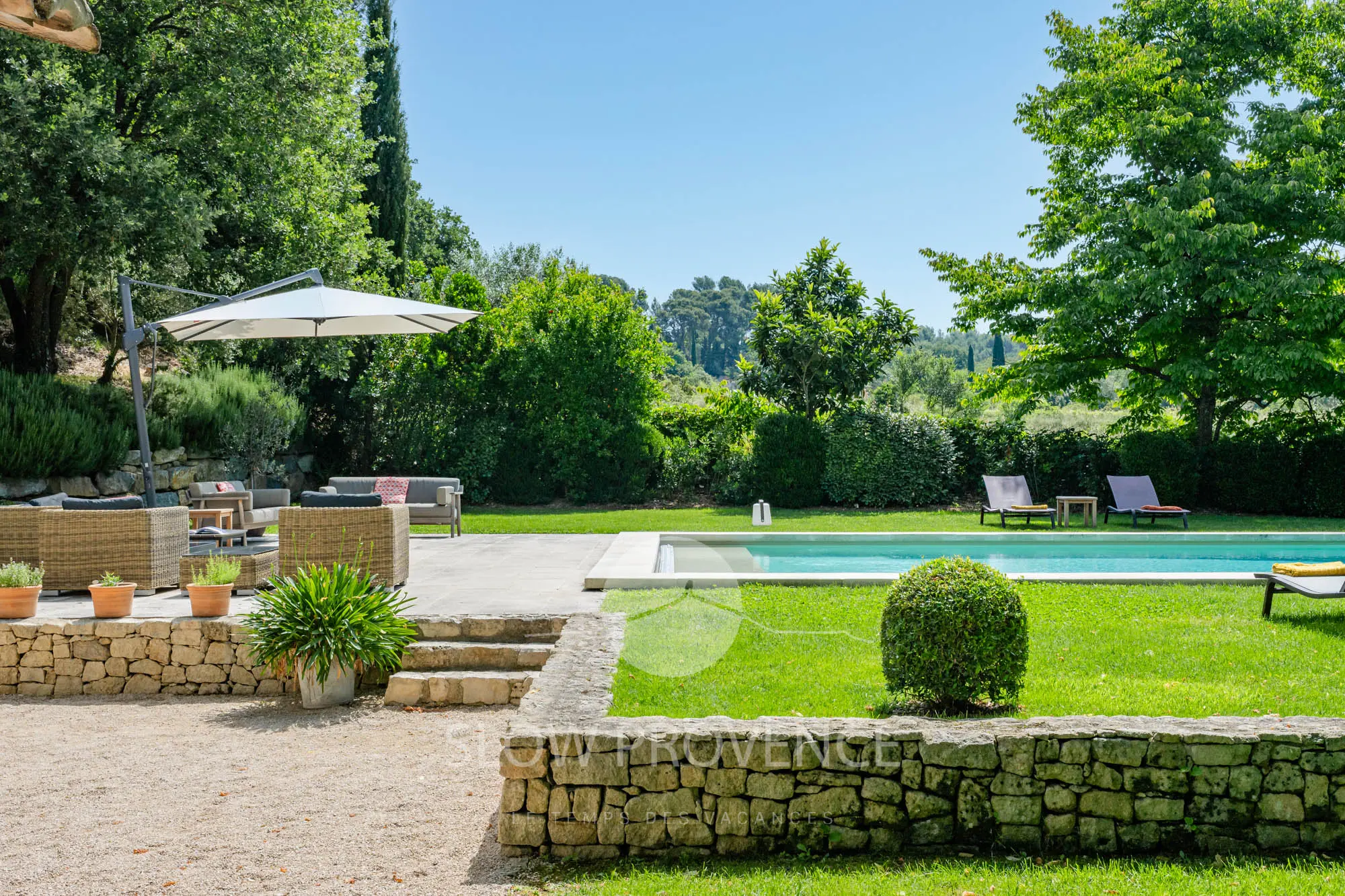 Large, well-kept garden