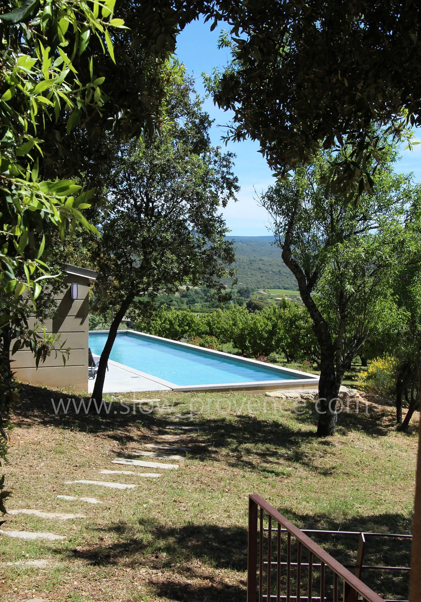 Vue de la piscine depuis la maison