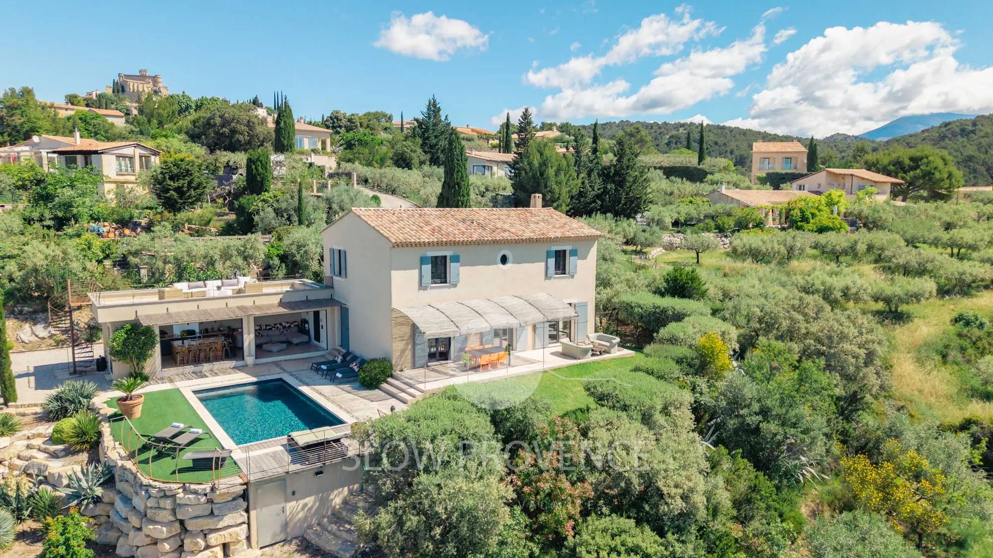 Une villa à flanc de colline