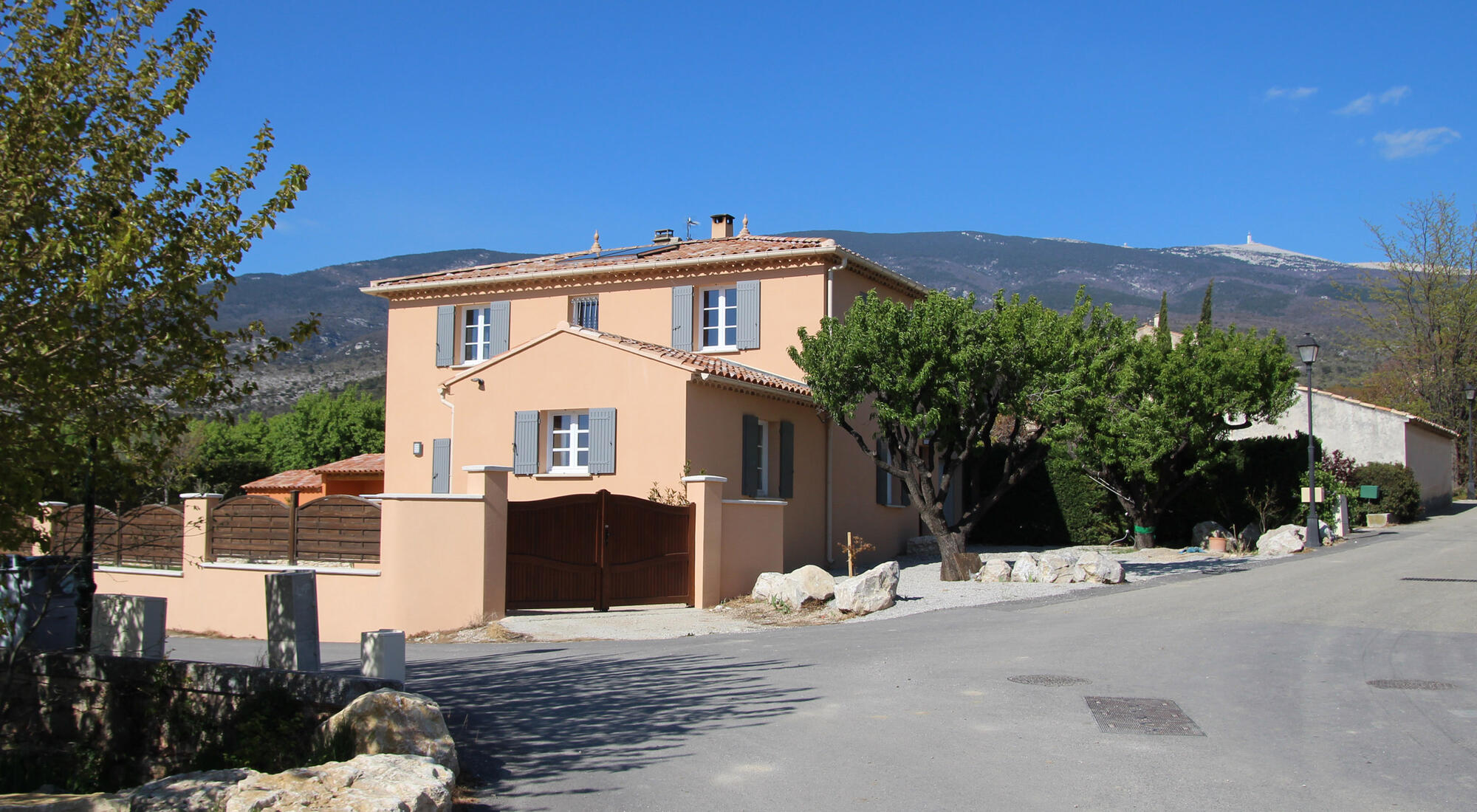 A hamlet at the foot of Mont Ventoux