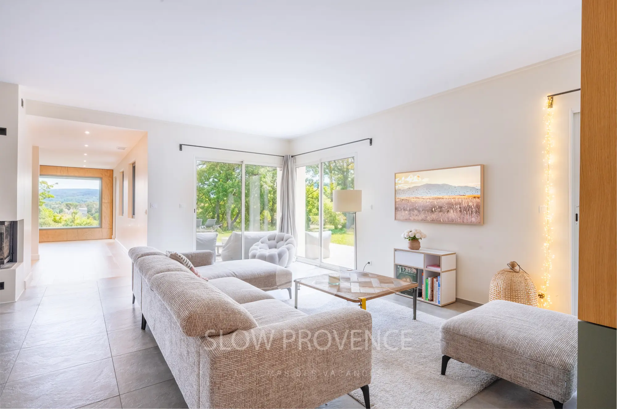 Salon avec télévision Frame ouvert sur le jardin