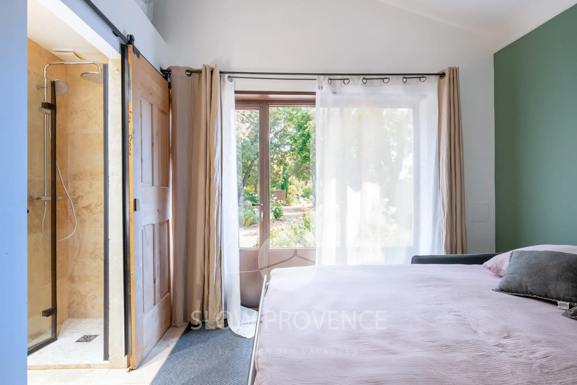 Chambre 1 au rez-de-chaussée avec accès jardin et salle de douche privative