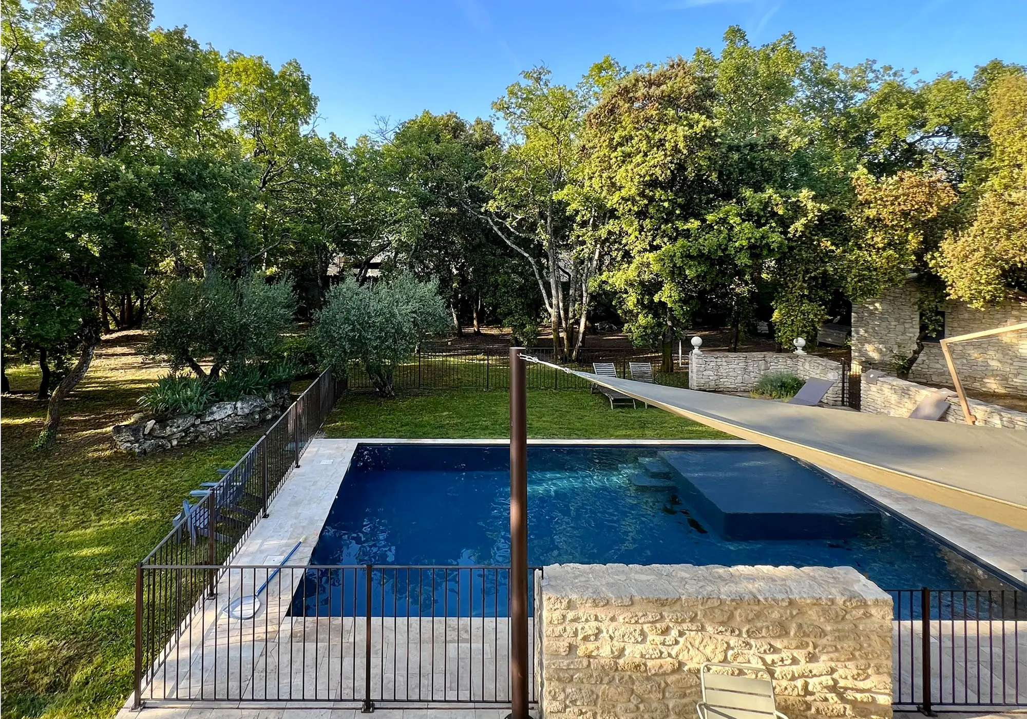 Une grande piscine clôturée