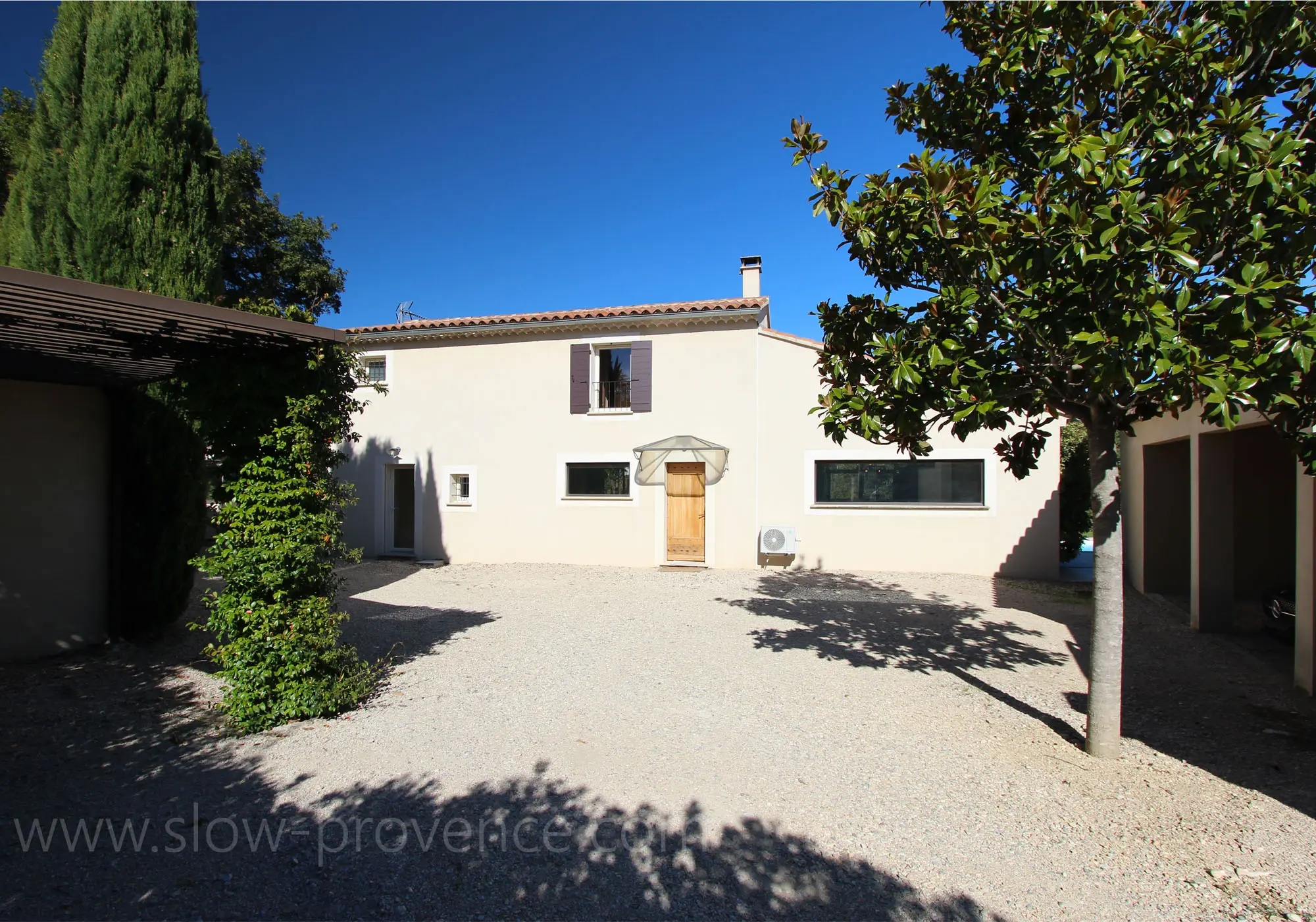 Cour et entrée de la maison