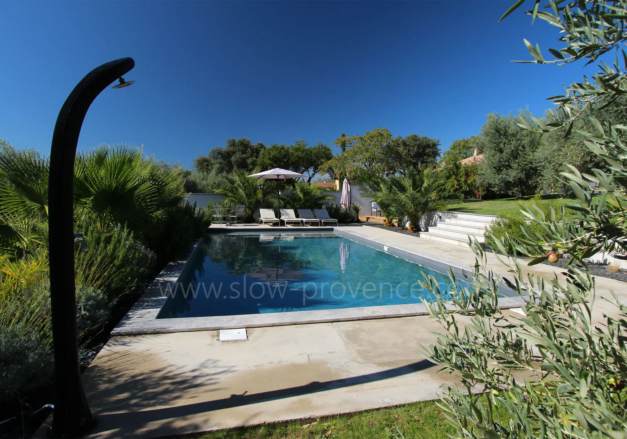 Piscine et douche extérieure