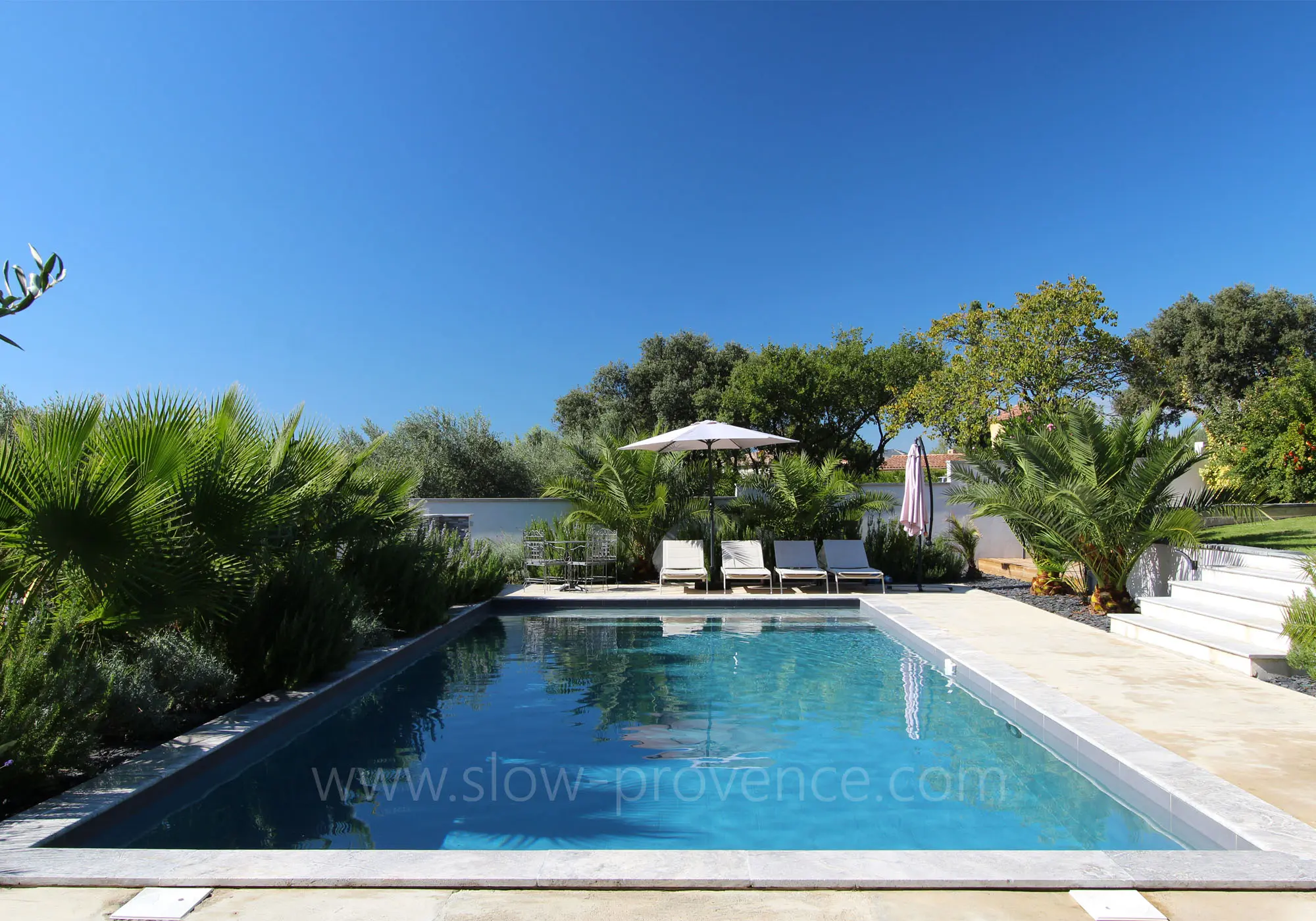 Piscine sécurisée par alarme