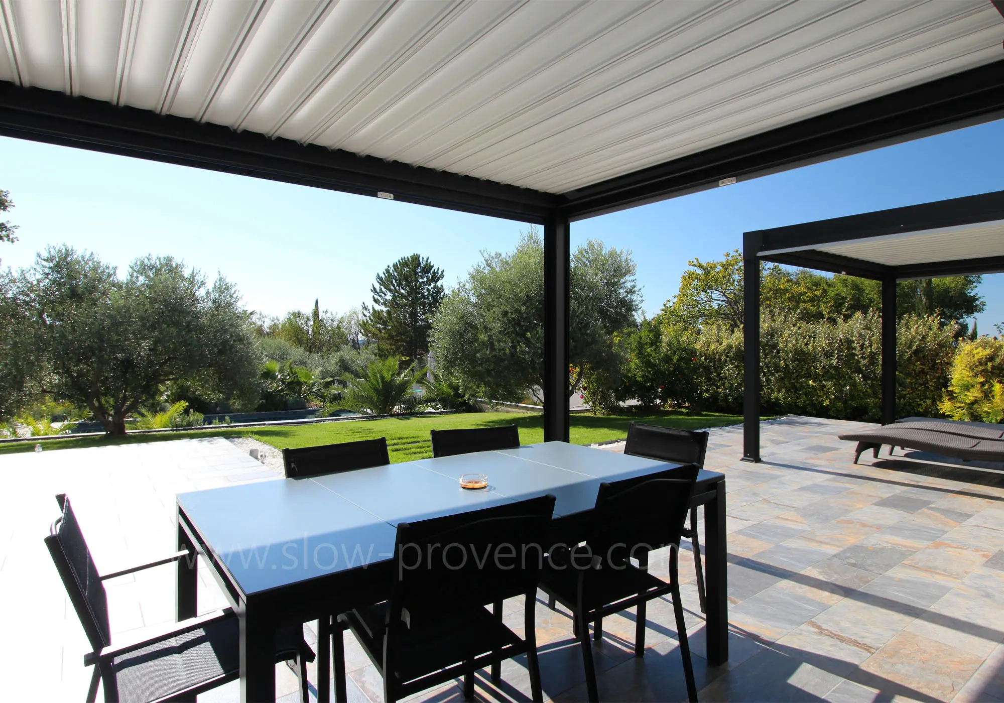 Terrasse ombragée avec vue jardin et piscine