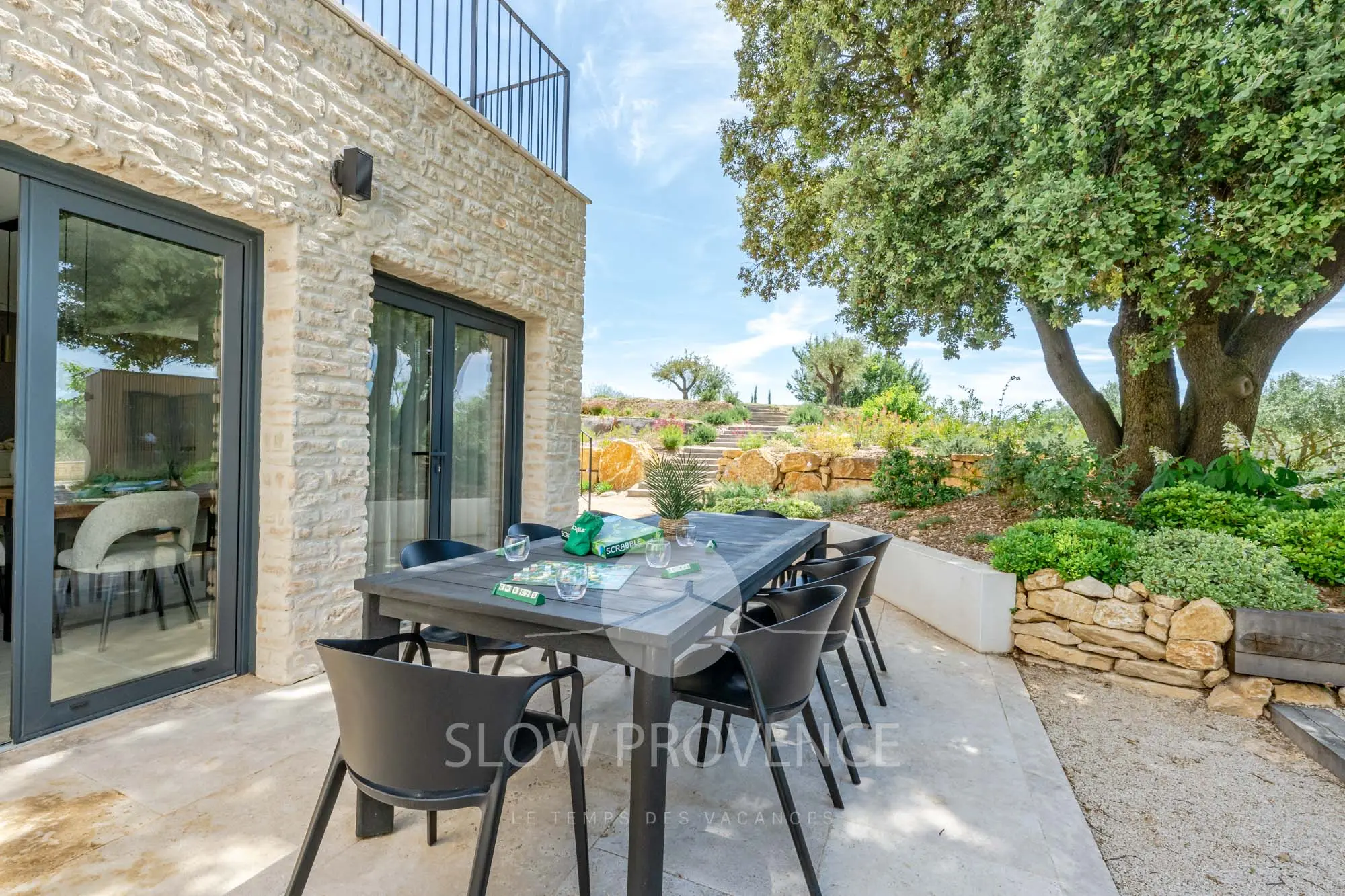 Eine schöne Terrasse vor dem Haus