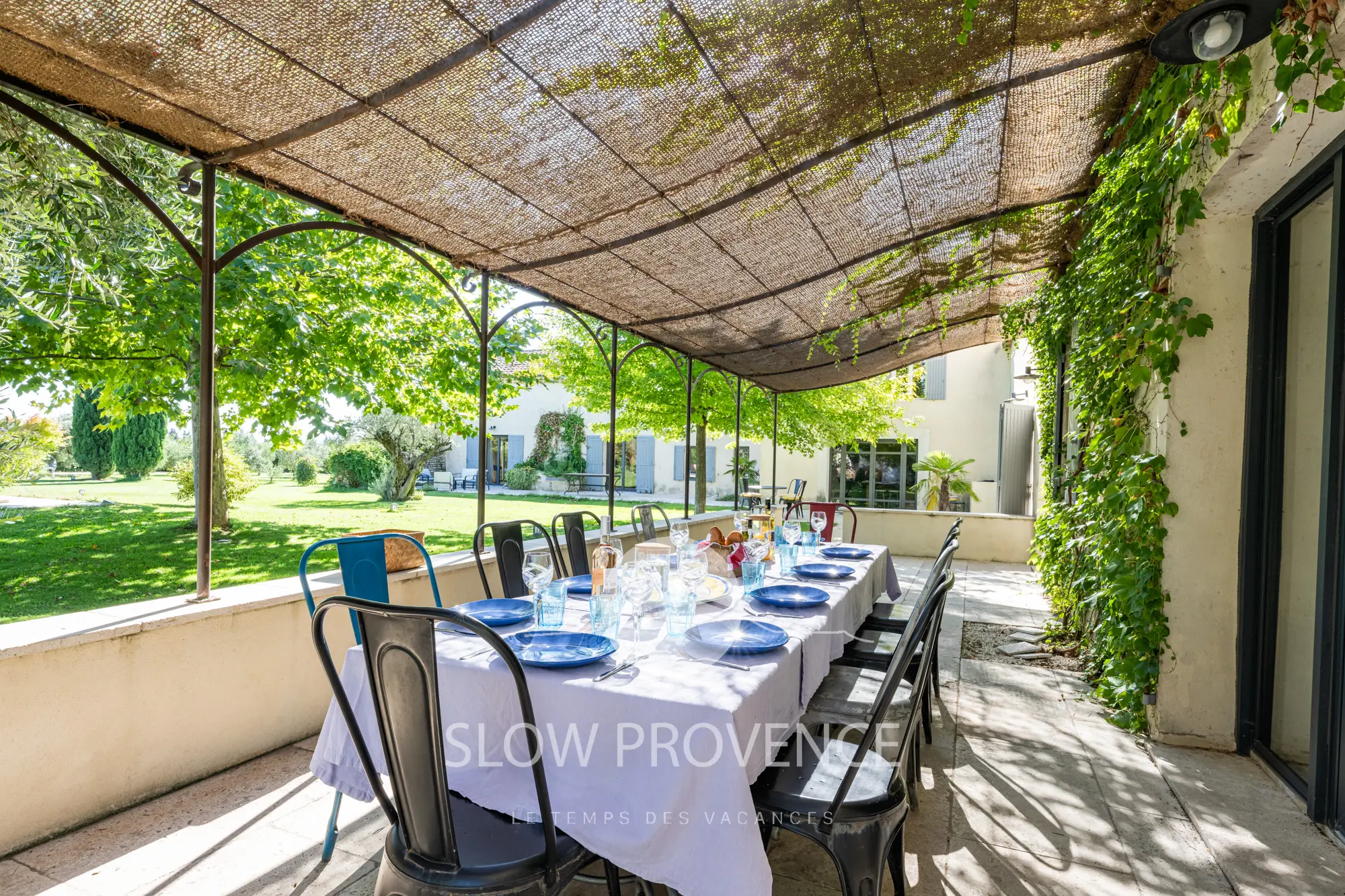 Une grande terrasse ombragée