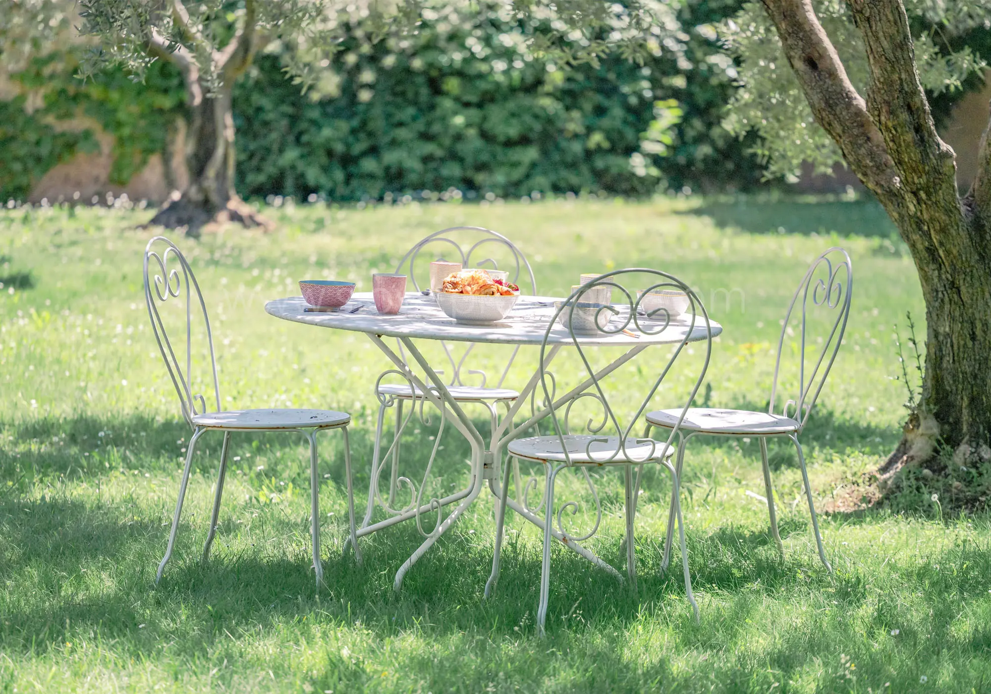 Shady areas to enjoy the large garden