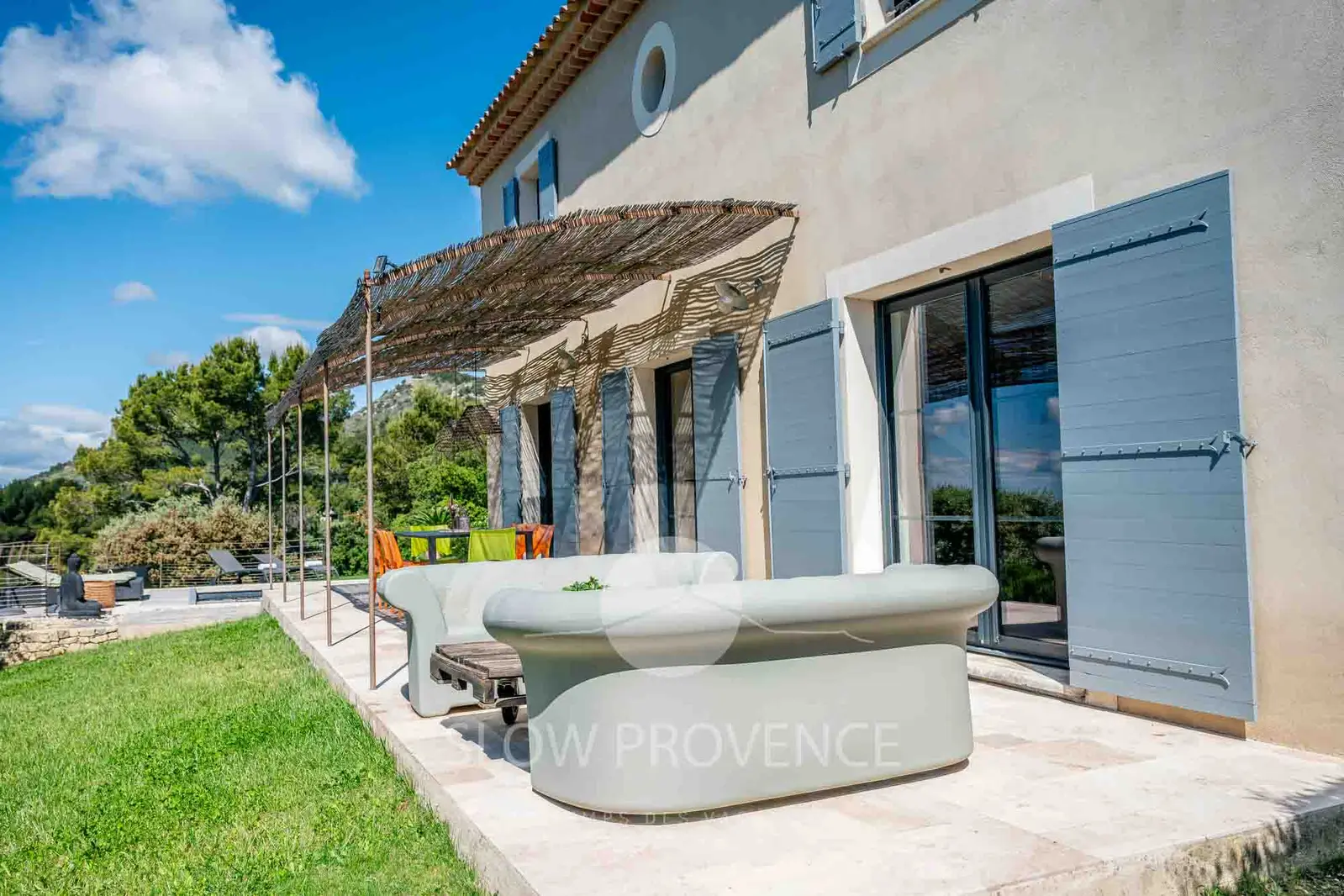 Une villa de style provençal avec terrasse