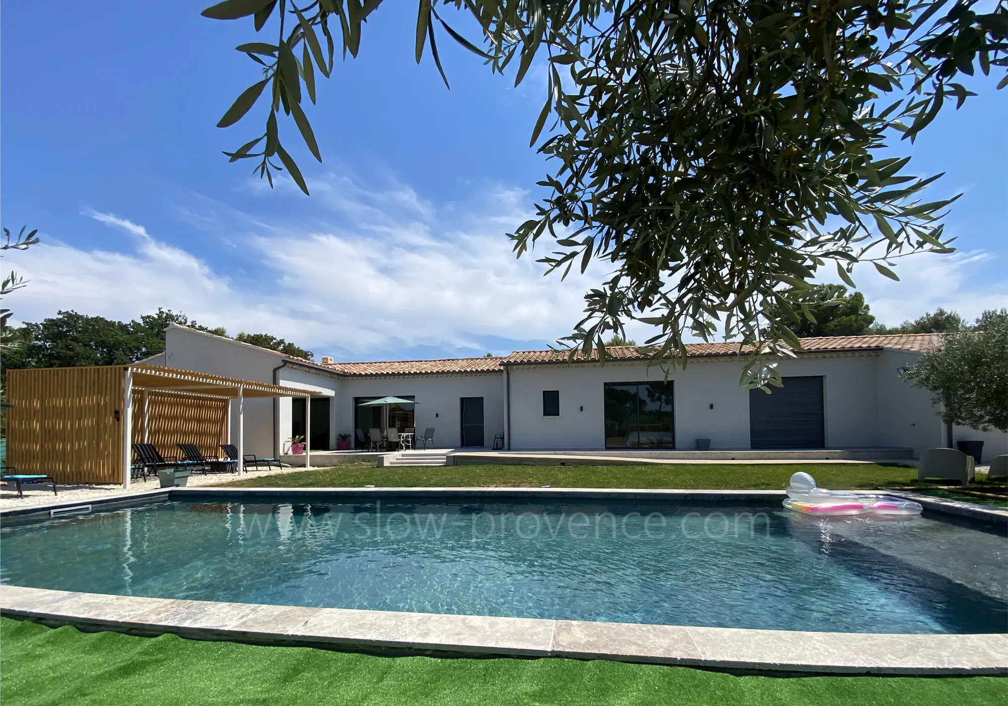 Piscine privée bien exposée 12x5m