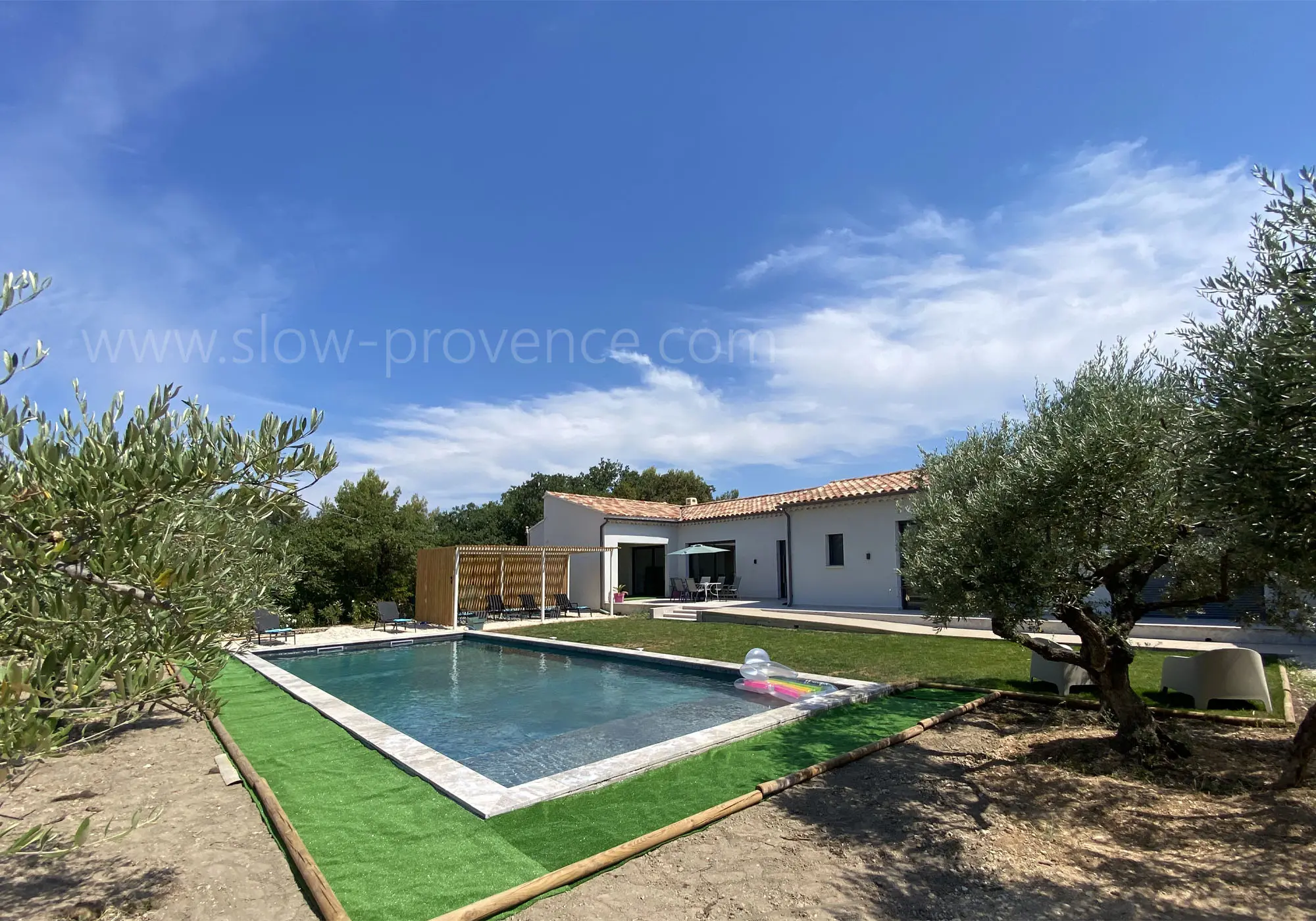 Une jolie maison de plain-pied avec piscine privée