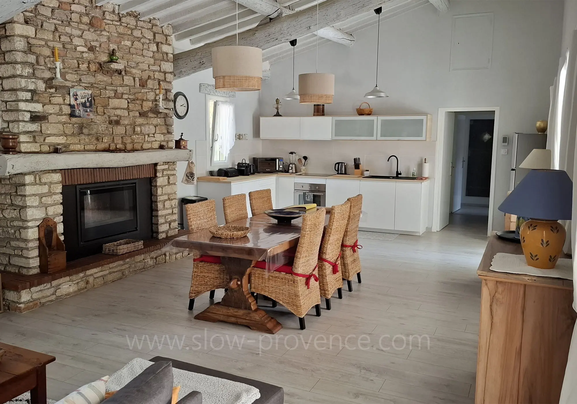 La cuisine ouverte sur le séjour