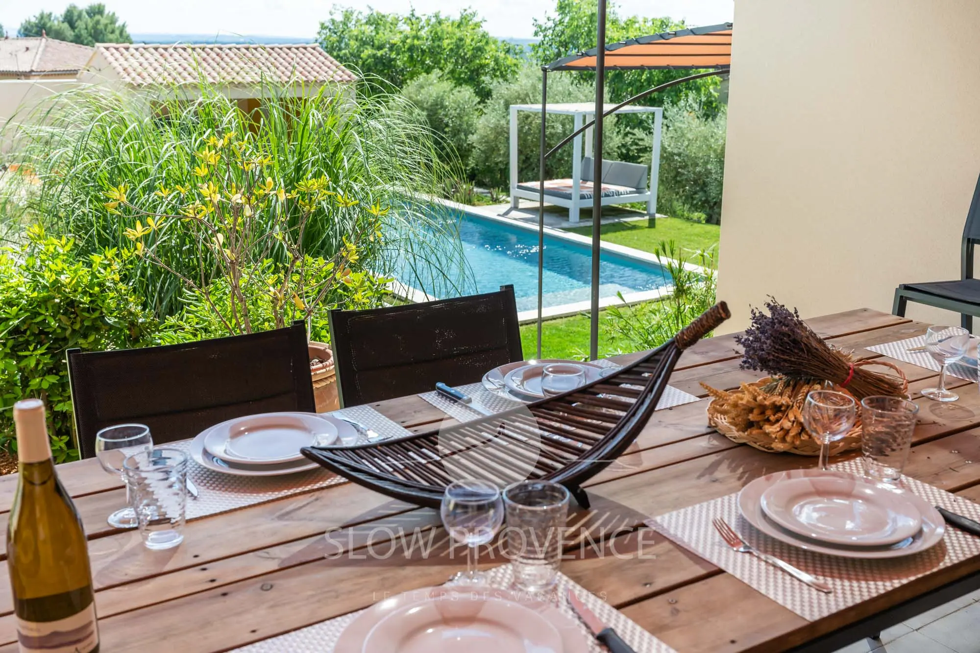 Terrasse sous la tonnelle, avec vue piscine