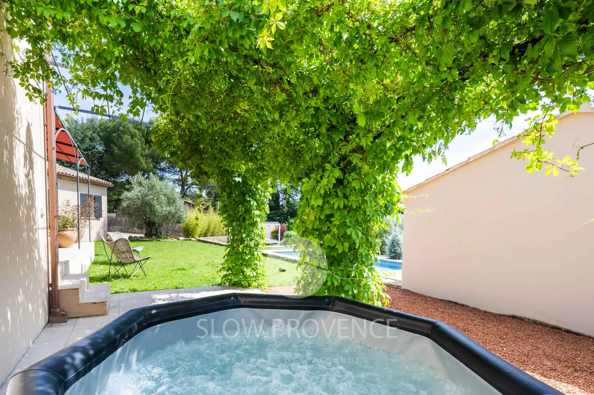 Jacuzzi under the vine
