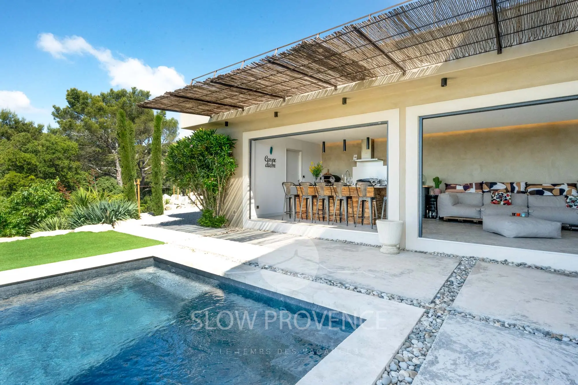 La piscine et son pool-house équipé