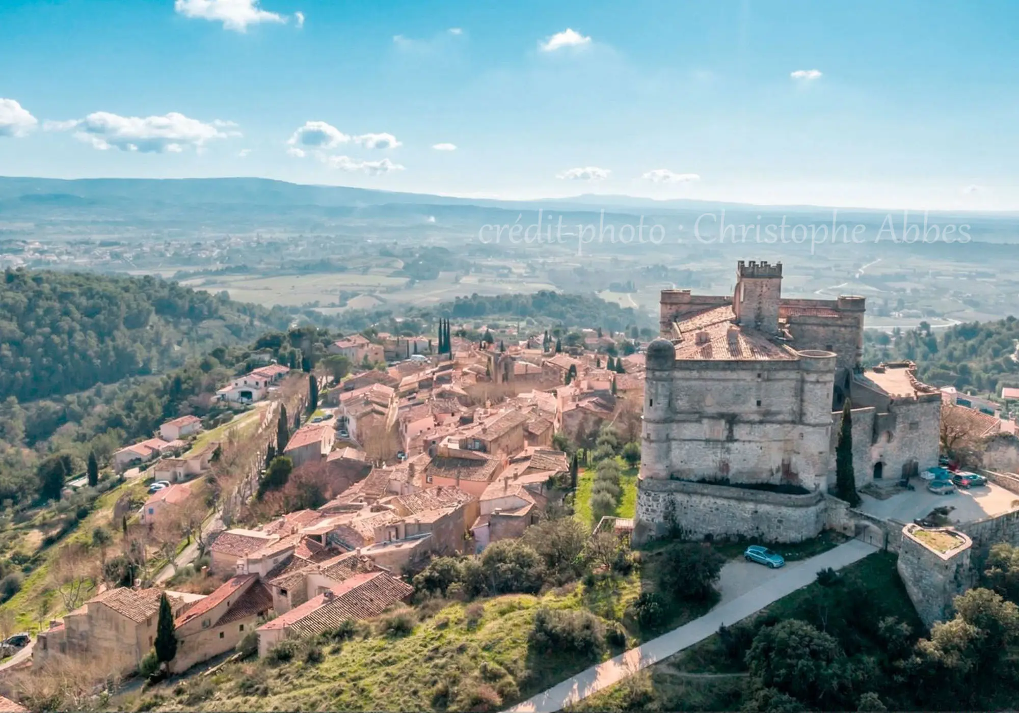 Superbe village du Barroux surplombant la vallée