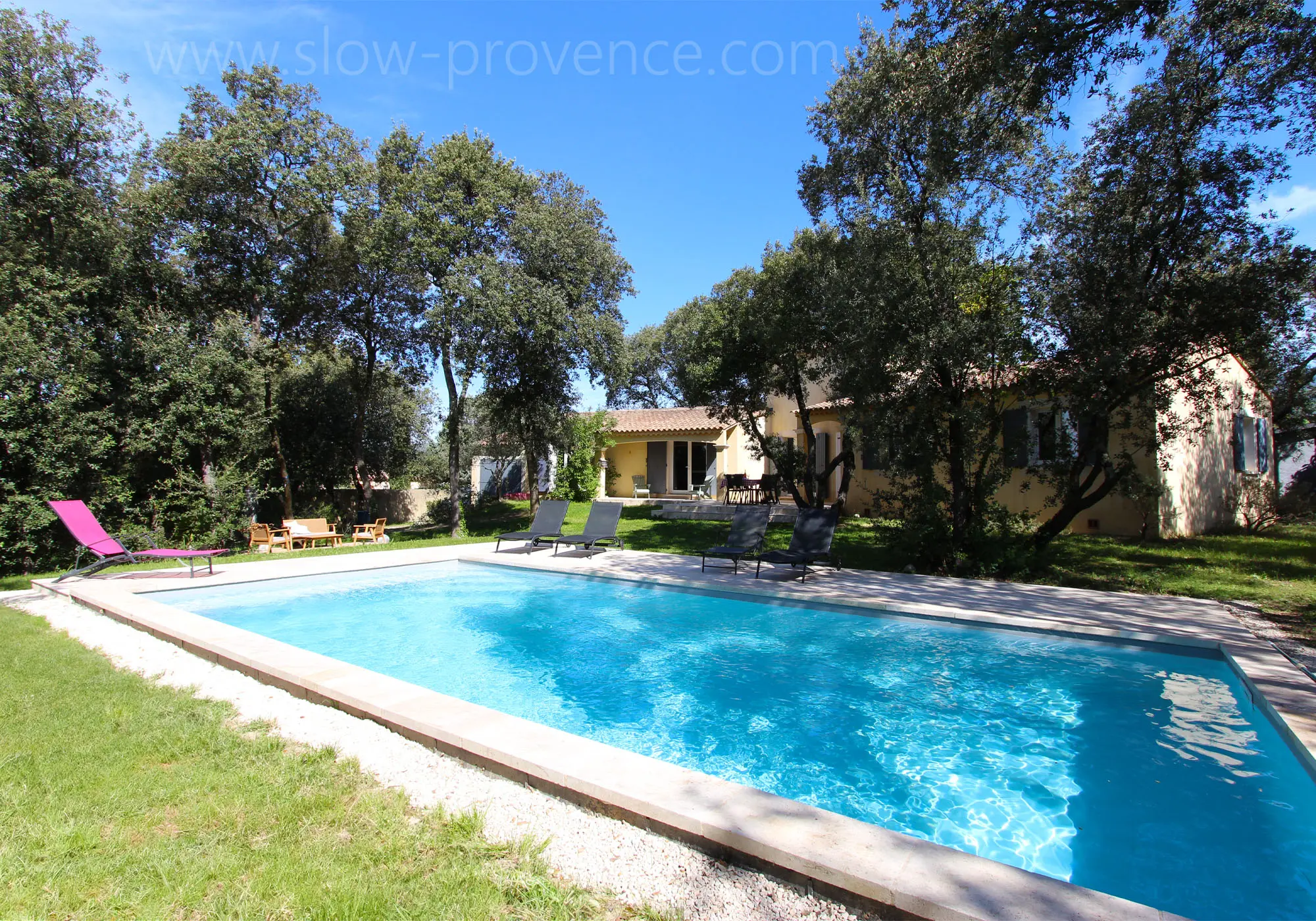 Pretty villa with large enclosed garden